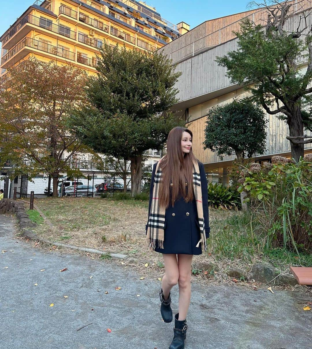 ダレノガレ明美さんのインスタグラム写真 - (ダレノガレ明美Instagram)「私服です🌼 髪の毛も少し明るくして エクステも少し長めです☺️ ちょっと長すぎたので少し切ります✌️ 髪の毛の色お気に入りすぎます☺️ 野口さんいつもありがとうございます！！」11月21日 20時34分 - darenogare.akemi