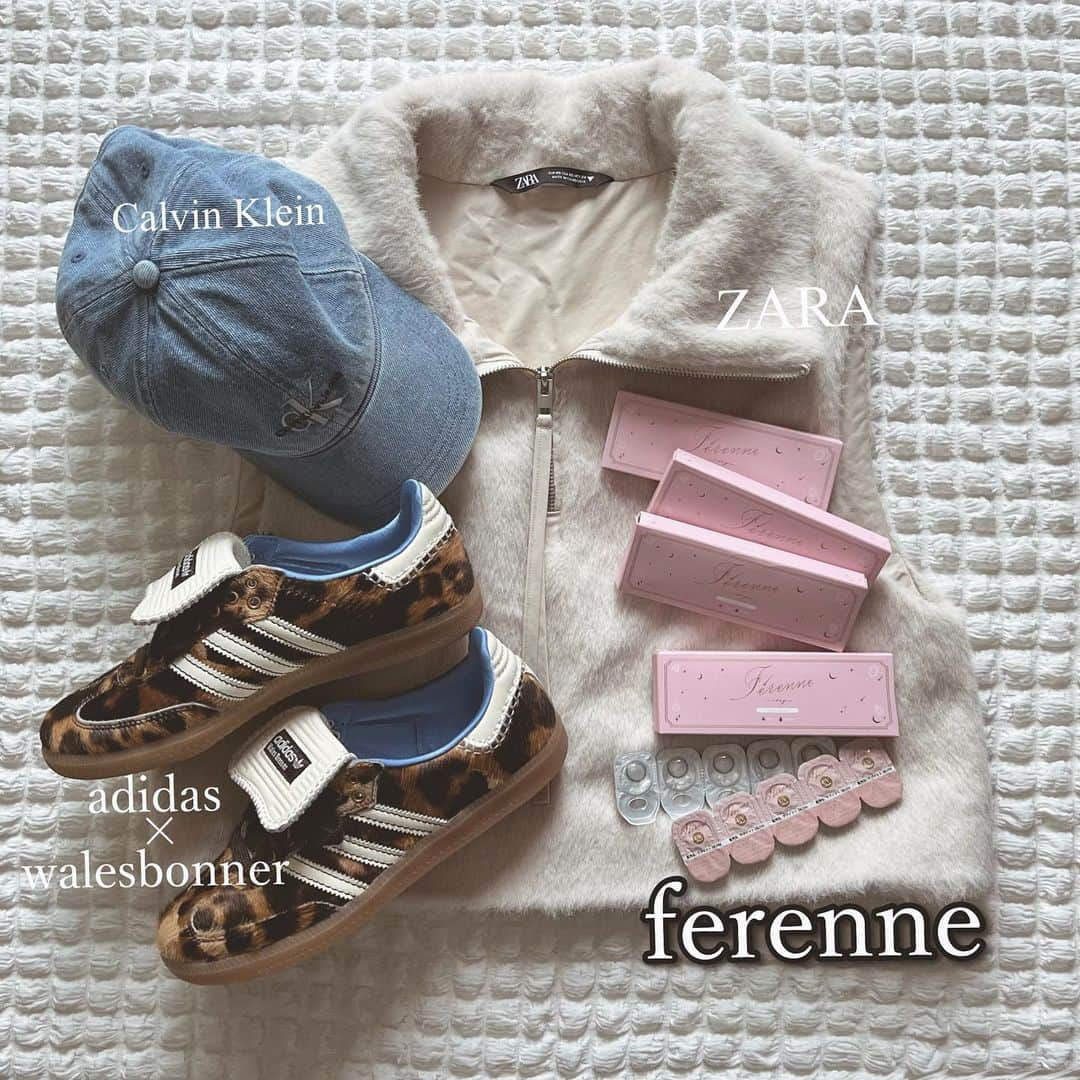 yc__mamのインスタグラム：「𖤐 @ferenne_official の カラーコンタクトレンズ "Ferenne フェレーヌ" じゅわっと溶けこむちゅるんとレンズ✨  カラーは全部で4色展開 私のは Charme Gray シャルムグレー  細目のフチにダークグレーが 大人可愛い♡  11/20(月)今日よりQ10先行発売！ メガ割で20％OFF❗️ ストーリーにURL貼るね🥰  #PR  #ferenne #フェレーヌ #ヘラヘラ三銃士 #まりな#カラコン#置き画#ザラ購入品#ザラ#ZARAコーデ#アディダス#アディダスサンバ#ウェールズボナー#カルバンクライン#ママコーデ#カジュアルコーデ#オトナカジュアル」