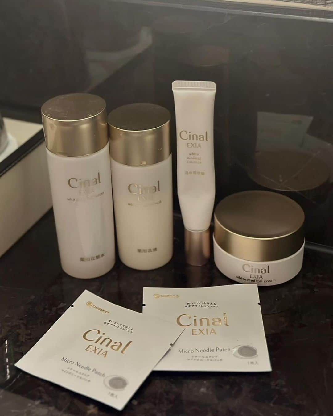 大政絢さんのインスタグラム写真 - (大政絢Instagram)「skin care🩵  愛用し続けているCinal EXIA✨ 家はもちろん海外でも頼りになるので欠かせません！もっちりと柔らかい肌に導いてくれる。  潤いとハリを与えてくれる集中ブライトニングケアのパッチは大切な日や飛行機の中で使っています✨ そして、私はコットンに化粧水をひたひたにしてパックをすることから朝が始まります☀️  スキンケアのことを語りだすととても長い話になってしまうのでまたどこかでじっくり話せる時があればいいな🥹  #Cinal#CinalEXIA #シナール #シナールエクシア #スキンケア#skincare#pr」11月21日 20時36分 - aya_omasa_official