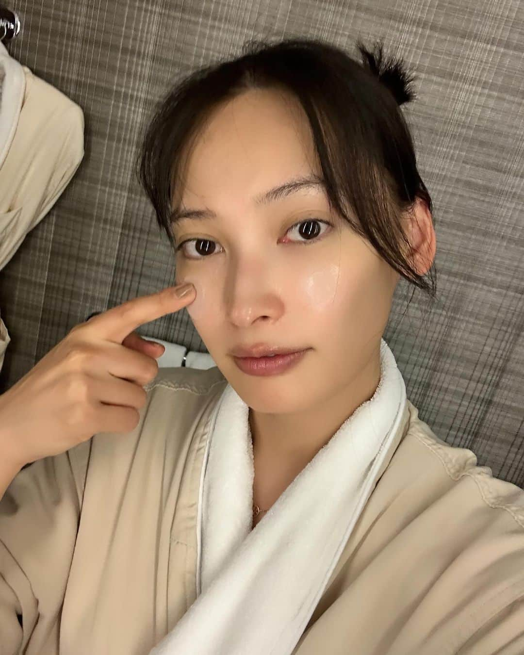 大政絢さんのインスタグラム写真 - (大政絢Instagram)「skin care🩵  愛用し続けているCinal EXIA✨ 家はもちろん海外でも頼りになるので欠かせません！もっちりと柔らかい肌に導いてくれる。  潤いとハリを与えてくれる集中ブライトニングケアのパッチは大切な日や飛行機の中で使っています✨ そして、私はコットンに化粧水をひたひたにしてパックをすることから朝が始まります☀️  スキンケアのことを語りだすととても長い話になってしまうのでまたどこかでじっくり話せる時があればいいな🥹  #Cinal#CinalEXIA #シナール #シナールエクシア #スキンケア#skincare#pr」11月21日 20時36分 - aya_omasa_official