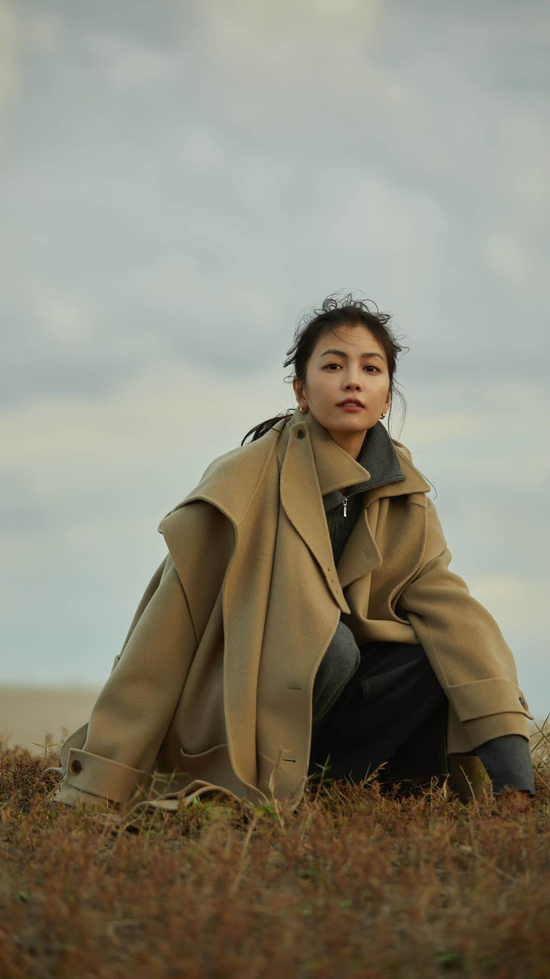矢野未希子のインスタグラム：「etre tokyo コラボ服ヴィジュアル撮影オフショット🖤 11月23日発売💫」