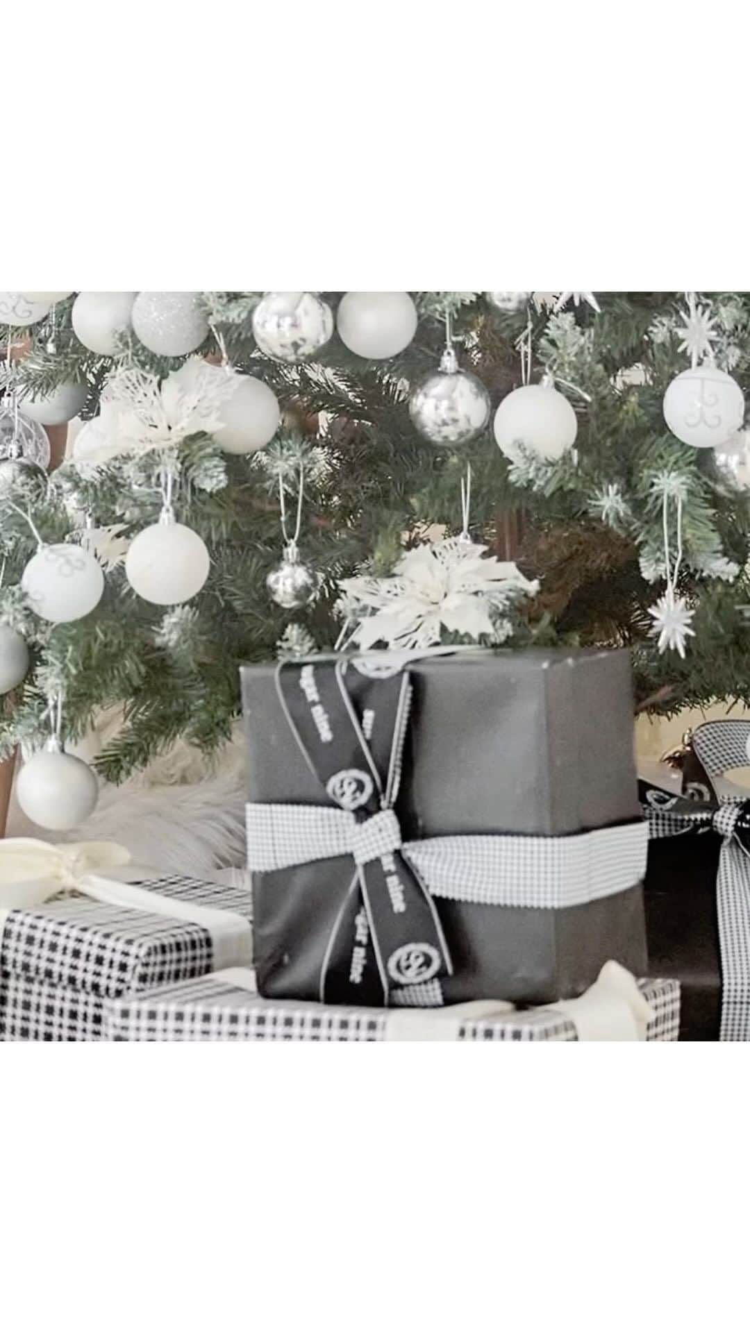 シュガーのインスタグラム：「BLACK SANTA🖤Feat.Runa  北新地CLUB NILS るなが着る、 シックなブラックサンタコス♡  * * * * * * * * * * * * * * * * * *  #ブラックサンタ#サンタコスチューム#サンタクロース #サンタコスプレ#クリスマス#クリスマスイヴ#クリスマスパーティー#コスプレ#cosplay#コスプレ通販#christmas #christmasparty#サンタ買うならシュガー#キャバドレス通販#キャバ通販#ドレス通販#ドレスショップ#キャバ嬢#るな」