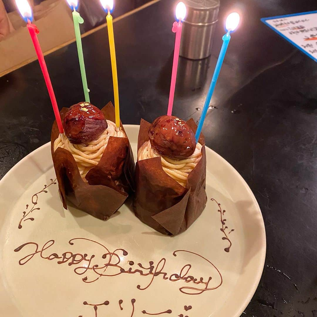 大宮エリーさんのインスタグラム写真 - (大宮エリーInstagram)「今日誕生日なんですが、 11月7日に奄美大島の作品終えて、 スタッフ、手伝ってくれた奄美大島の みーちゃん夫婦とごはん行ったらまさかの サプライズ。 悪いね、気を遣わせて、みーちゃんに 言ったら、 いや、私じゃないです、、すみません で、あ、そか。 じゃあ岩田くん？ありがとね、、照れて言ったら あ、僕じゃないす、知らなかったす。 で、え、、？ じゃなんなん？となんか恥ずかしくなってたら、 お店の方が私のこと知ってくれてて でした。笑。 うれしかったなあ。 ありがとうございました！ また必ず伺います！  ハッピーバースデーって部屋に飾られてるのも はじめてだったし、あのメガネもザッツで うれしかった。  居酒屋でオムライスに焼きそばまで頼んじゃって お祝いしてくれるなんて気づかず 帰ろうとしたら、ケーキが。 2人とも食べられず、笑笑 お持ち帰りしたという。  ありがとうございました。  今日は当日、家でのんびりして 余韻に浸ってます！  人に会えないでいたけど、 仕事控えて遊びたい！って思った！48歳は ともだちに🤝会いたいです!」11月21日 20時47分 - ellie_omiya