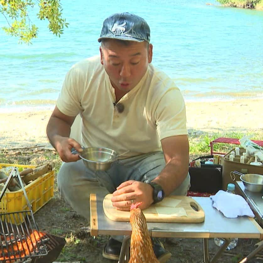 西村瑞樹（西村キャンプ場）のインスタグラム：「だめっ！  今週末25日(土)の『#西村キャンプ場』は、 長崎県キャンプ旅いよいよ最終章🏁  最後のキャンプ地は、 大村湾にポツンと浮かぶ無人島🏖  西村さんが張り切ってキャンプ飯を作り始めると 目の前に突如、意外なお客さんが現れつまみ食い！  現場をパニックに陥らせた、可愛いお客さんは…  #バイきんぐ西村 #バイきんぐ #西村瑞樹 #キャンプ #キャンプだホイ #camping #キャンプ飯 #キャンプ料理 #ソロキャンプ #旅行 #広島 #長崎 #西海」