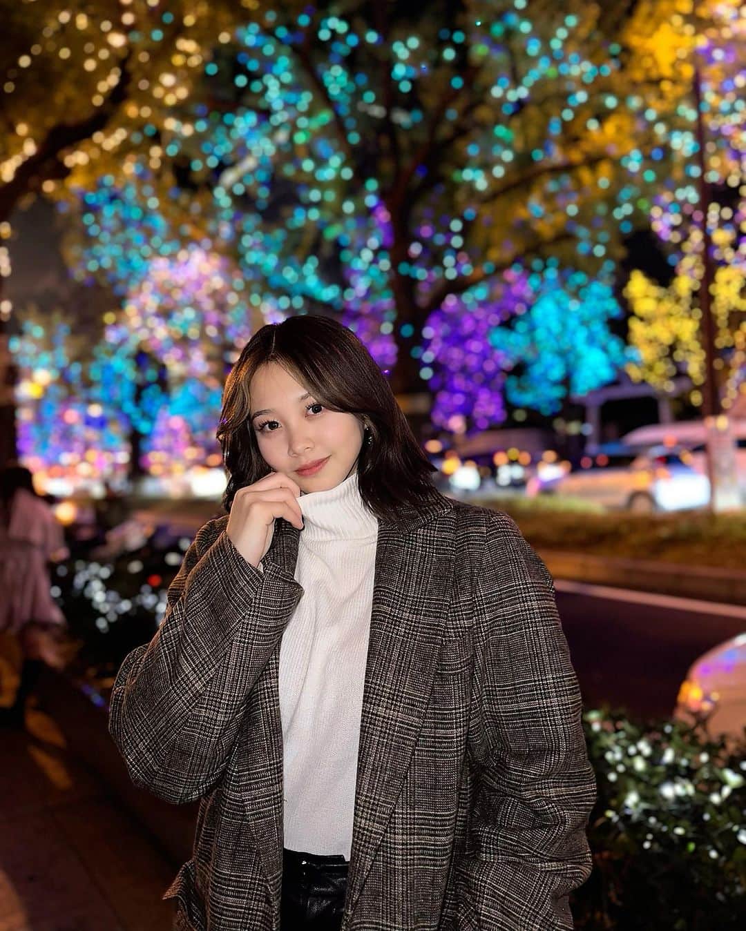 新田あゆなのインスタグラム：「この時期の御堂筋のイルミネーションちょー好き☃️ 街中キラキラ～💫🌟  秋越えて冬来ちゃった💦 紅葉も写真撮りに行きたいなぁ🍁🍂  #御堂筋イルミネーション #冬コーデ」