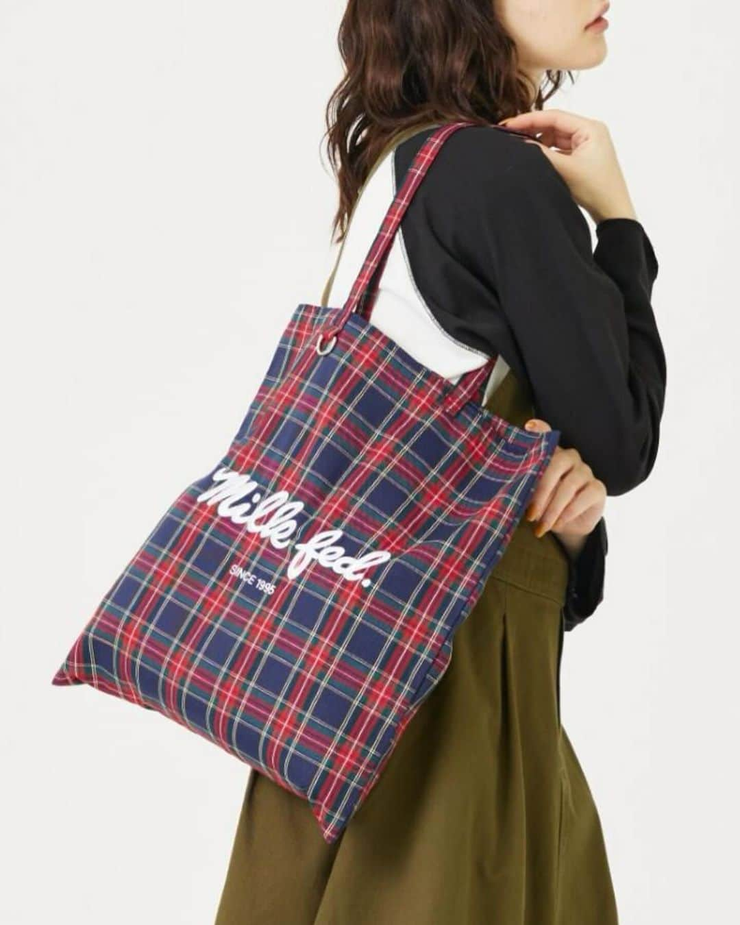 MILKFED.さんのインスタグラム写真 - (MILKFED.Instagram)「【RECOMMEND BAG】 ⁡ ☑︎ ICING LOGO FLAT TOTE BAG ¥3,850 カラー:RED,NAVY,LtBLUE ⁡ ⁡ 〜WEB STORE califにて特集ページ公開中〜 ⁡ ⁡ ⁡ #milkfed #milkfedjp #ミルクフェド #カジュアルコーデ #大人カジュアル #カジュアルコーデ大人可愛い #新作 #秋服コーデ #秋コーデ #秋カラー #秋アイテム #トートバッグ #バッグ #秋バッグ #トートバッグコーデ #トートバッグ好き #チェック柄 #チェック柄バッグ #おしゃれバッグ #カラーバッグ #シンプルコーデ #大人シンプル #大人シンプルコーデ #カジュアルガーリー #カジュアルガーリーコーデ #大人ガーリー  #大人ガーリーコーデ #バッグの中身 #きれいめバッグ #通学バッグ」11月21日 20時40分 - milkfedjp