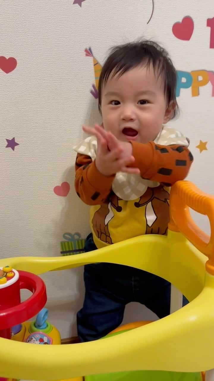 田井弘子のインスタグラム：「#もうすぐ1歳  誕生日プレゼントに、マイカー🚗をGETして ウッキウキBOY👶❣️ 手拍子(っぽい)も出来るようになりました👏 #甥活 #おばばか」