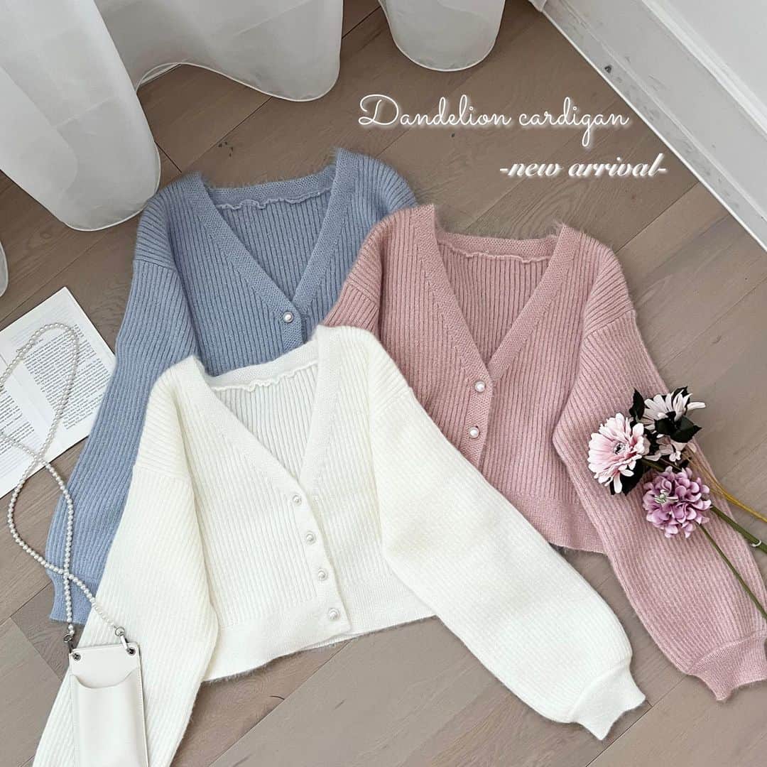 apres jour(アプレジュール) のインスタグラム：「【new arrival🎀】11/23(木) 21:00〜 ⁡ ◆春先取り！ふわふわたんぽぽカーディガン♡ ⁡ ふわふわとした肌触りが気持ちいいニットカーディガンが登場いたしました。 シンプルなデザインですが、フロントパールがお洒落見えします。  ラメ入りなので光に当たるとさりげなくキラキラするのも可愛いポイント♡  首元はV字デザインでお袖はゆとりあるシルエットなので、 中にタートルネックインナーやブラウスを合わせていただいても 着膨れの心配なく着用いただけます。 1枚のトップスとしての着用も、ゆるっと羽織りとしての着用も可能な重宝アイテムです◎  #タンポポヤーンカーディガン 商品番号🔎985139 サイズ…F/XL ¥4,595(taxin) ⁡ ⁡ こちらの画像はインスタ用に加工しておりますので、カラーの雰囲気が実際の商品と異なる場合がございます。 商品ページにてカラーのご確認をお願い致します。 ⁡ #ZOZOでしか買えない #アプレジュール #アプレ部」