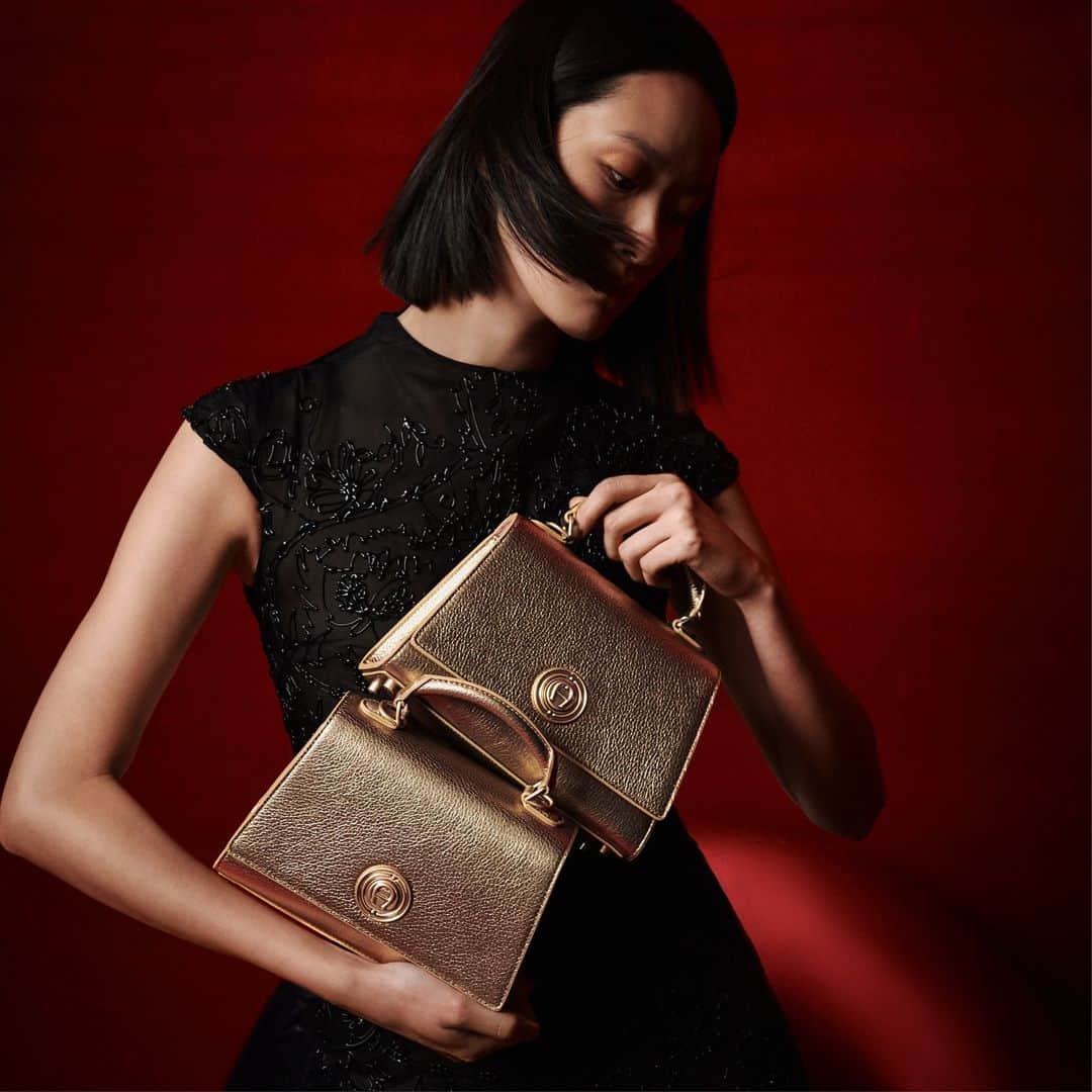 アイグナーのインスタグラム：「Celebrate the holidays with the #AIGNER Leeloo Deluxe Bag in gold.   Discover more pieces to put you in the festive spirit in stores and at aignermunich.com   #AIGNERSS24」