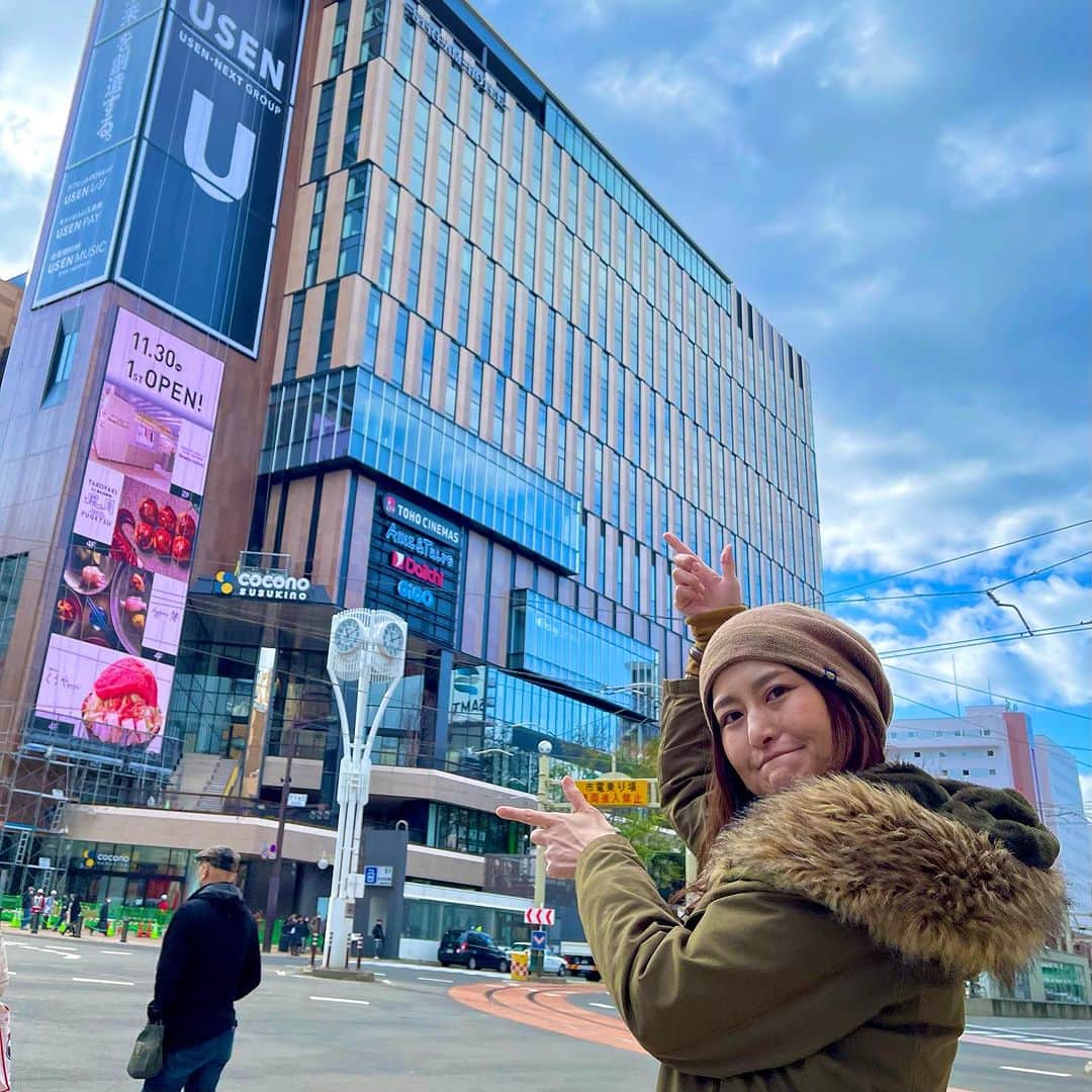 アンジェラ佐藤のインスタグラム：「札幌民ならば誰もが知ってるすすきの交差点にあった商業施設。 ヨーク松坂屋➔ロビンソン➔ラフィラ そしていよいよ11月30日に「COCONO SUSUKINO」がオープンしますね！🏢  そしてなんとっ！！COCONO SUSUKINOに全国初の共創型オープンラジオスタジオの「MIDaSTUDIO (ミッドアルファスタジオ)が爆誕します！！！  11月30日はオープン特番スペシャルを配信！ そして12月の毎週月曜日はアンジェラがひたすら食べまくる特番｢アンジェラ佐藤のもぐもぐタイム｣を配信しますー🍙🍤🍜🍣🍔🍜🎂🍨🍭  詳しくは https://susukino.studio/  をチェックしてくださいね！  また改めて紹介させていただきますので是非SNSをチェックしてくださいまし～  #MIDaSTUDIO #COCONOSUSUKINO #ココノススキノ」