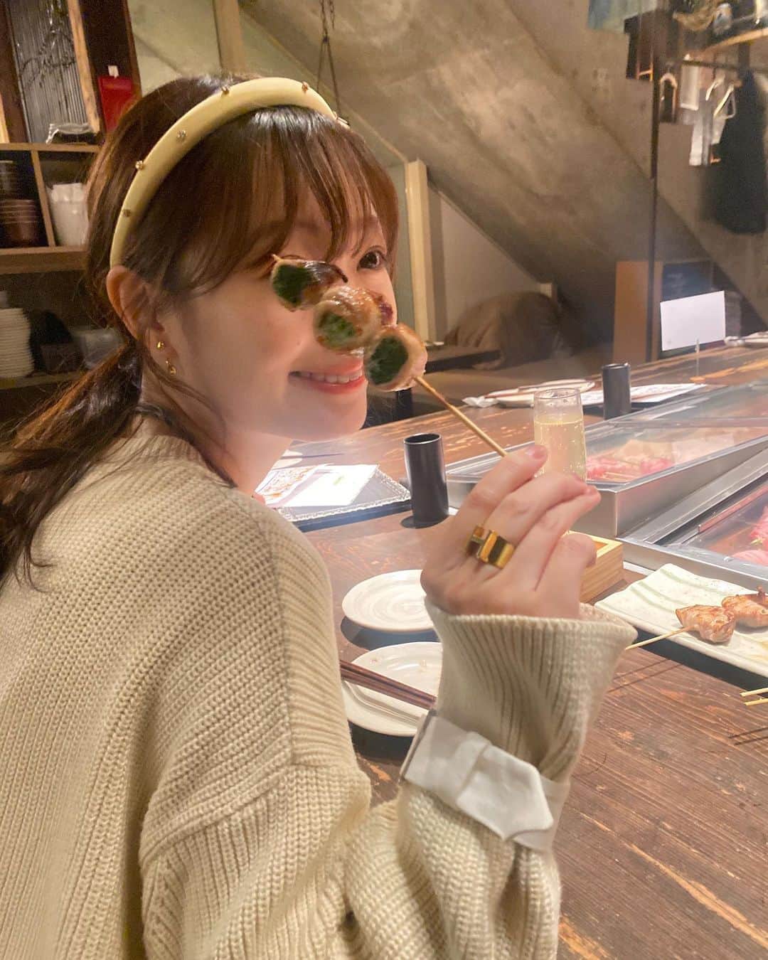 和田瞳さんのインスタグラム写真 - (和田瞳Instagram)「野菜巻き食べた日。 串持って楽しそうな姿をお届けします。  そしてこの日付けてる @__eterno__ のビジューカチューシャがとってもかわいい〜🥹 カチューシャって乙女な気持ちになれる気がするの。  headdress : #eterno  ring : #Chloe pierce : #loem knit : #ZARA . . . #PR #ヘアアクセサリー #ビジューカチューシャ #カチューシャ #韓国ファッション #selectshop #名古屋 #accessory #eterno」11月21日 20時43分 - hitogram0218