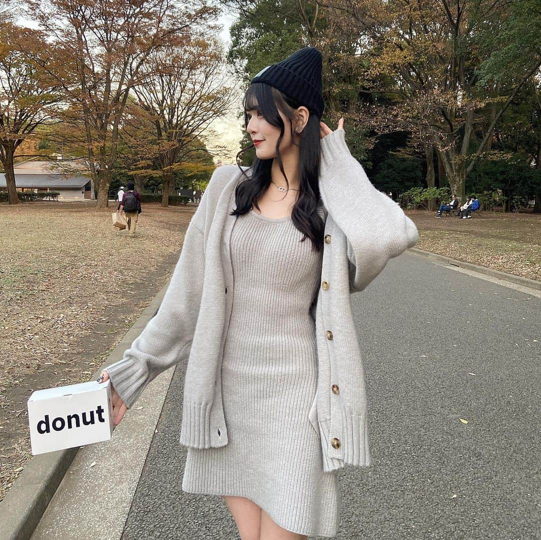 紗彩さんのインスタグラム写真 - (紗彩Instagram)「autumn mood🍁🍂📷💭 ̖́-  代々木公園初めて行ったけど快適～❕ 普段着ないボーイッシュカジュアル系統💿♡  ニットは @acym_official 🖤  .  #autmn #紅葉#ピクニック#picnic #代々木公園#代々木カフェ #ドーナツ#秋コーデ#ニットコーデ#pr#acym#ニット#カーディガン#秋服コーデ#ビーニー #厚底ブーツ #darich#darichコーデ #fff#lfl#likesforlike #いいね返し#ピクニックコーデ」11月21日 20時48分 - _saya_523