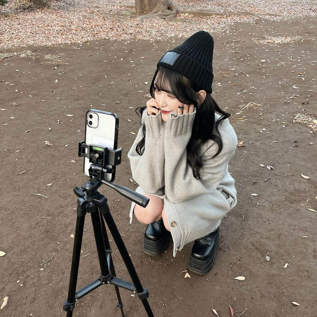 紗彩のインスタグラム：「autumn mood🍁🍂📷💭 ̖́-  代々木公園初めて行ったけど快適～❕ 普段着ないボーイッシュカジュアル系統💿♡  ニットは @acym_official 🖤  .  #autmn #紅葉#ピクニック#picnic #代々木公園#代々木カフェ #ドーナツ#秋コーデ#ニットコーデ#pr#acym#ニット#カーディガン#秋服コーデ#ビーニー #厚底ブーツ #darich#darichコーデ #fff#lfl#likesforlike #いいね返し#ピクニックコーデ」