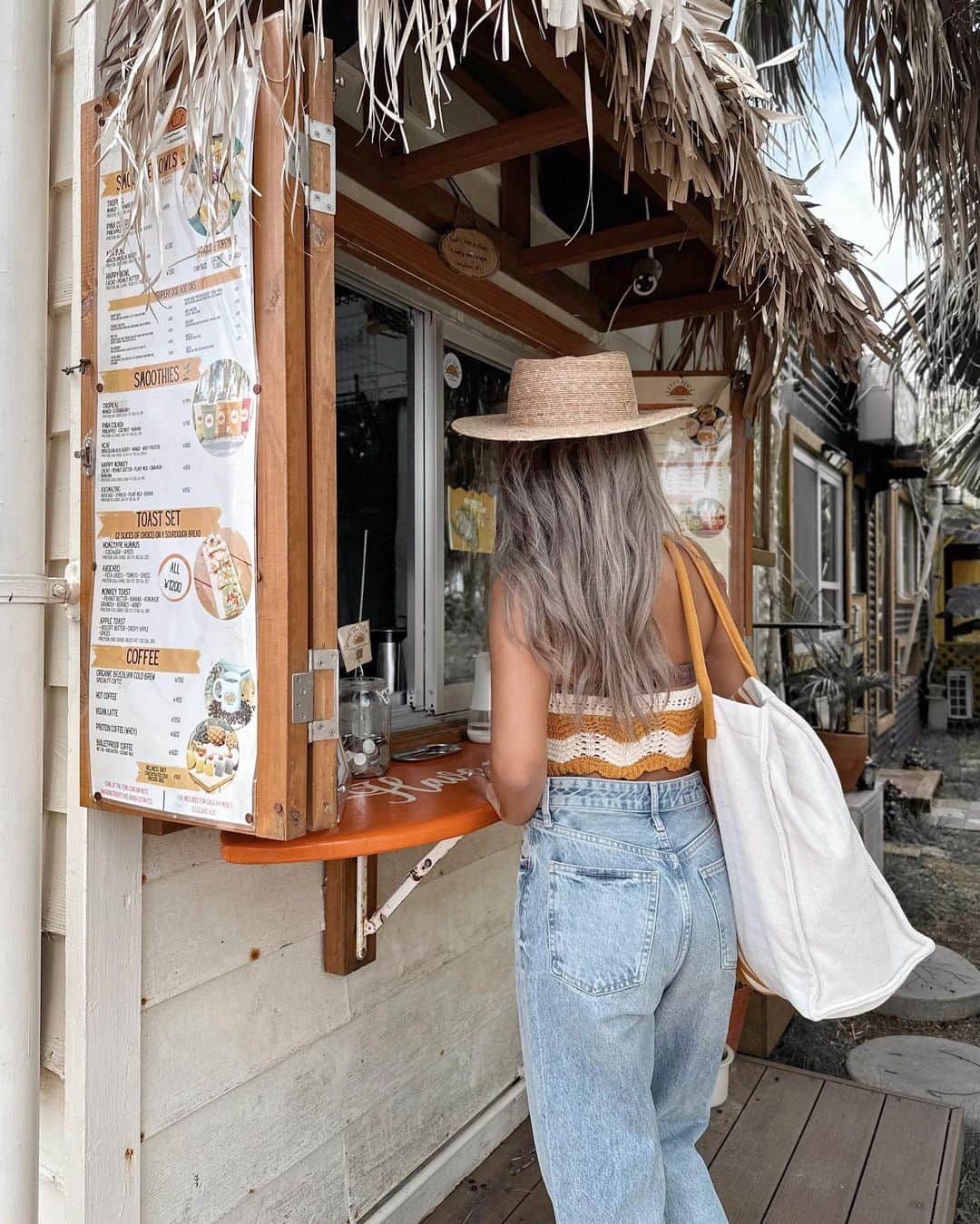 AKKOさんのインスタグラム写真 - (AKKOInstagram)「𝗛𝗔𝗣𝗣𝗬 𝗕𝗢𝗪𝗟𝗦 𝗢𝗞𝗜𝗡𝗔𝗪𝗔 🌞 ・ アラハビーチ前の南国感満載の場所にある とっておきの朝食が食べれる @happybowls.oki   店内飲食のスペースはなくテイクアウト専門のお店🥣 ・ 海を眺めながら食べる スムージーボウルやヘルシーな食品がたくさんの ジューススタンド🍹  1番人気なのは 『ハッピーボウル🥣』みたいなんだけど、 私はアサイーボウルにしたら んもー美味しいのなんのー🥹 サッパリしてて朝からでもいっぱい食べれたよ🫶🏾 ・ ラフなコーデで朝食を食べに来てる かんわいい外人さん達にうっとり😍 もぅ完全に海外カフェだったな😮‍💨👏🏾 ・ 絶対に行きたいおすすめブレックファーストの カフェだよー🥣🍍🍌 ・ ・ ・ _________________________________  住所 📍〒904-0116  沖縄県中頭郡北谷町北谷2丁目20-1  TEL 080-6495-8273  営業時間 8:30～15:30 or 16:30  営業時間・定休日は変更となる場合があるみたいなので 行く前にに店舗に確認するのがオススメです😆☝🏾 定休日 火曜日 ・ 駐車場は沖縄ならではの近くの無料🅿️ ________________________________ ・ ・ ・ ・ #okinawafood  #happybowlsoki  #açaíbowl  #genic_okinawa  #genic_food  #okinawacafe  #arahacafe  #resortcafe  #okinawabreakfast  #リゾートカフェ  #ハッピーボウルオキナワ  #スムージー専門店  #スムージーボウル  #海外カフェ  #沖縄朝カフェ #沖縄モーニングカフェ  #沖縄カフェ #海外風カフェ #海の見えるカフェ  #海の見える風景  #アラハビーチカフェ  #アラハビーチ🌴  #北谷モーニング  #北谷ランチ  #ヘルシーご飯  #沖縄ごはん  #沖縄ランチ  #沖縄カフェ  #沖縄女子旅  #沖縄グルメ  #沖縄観光スポット」11月21日 20時48分 - alohakkooo_39