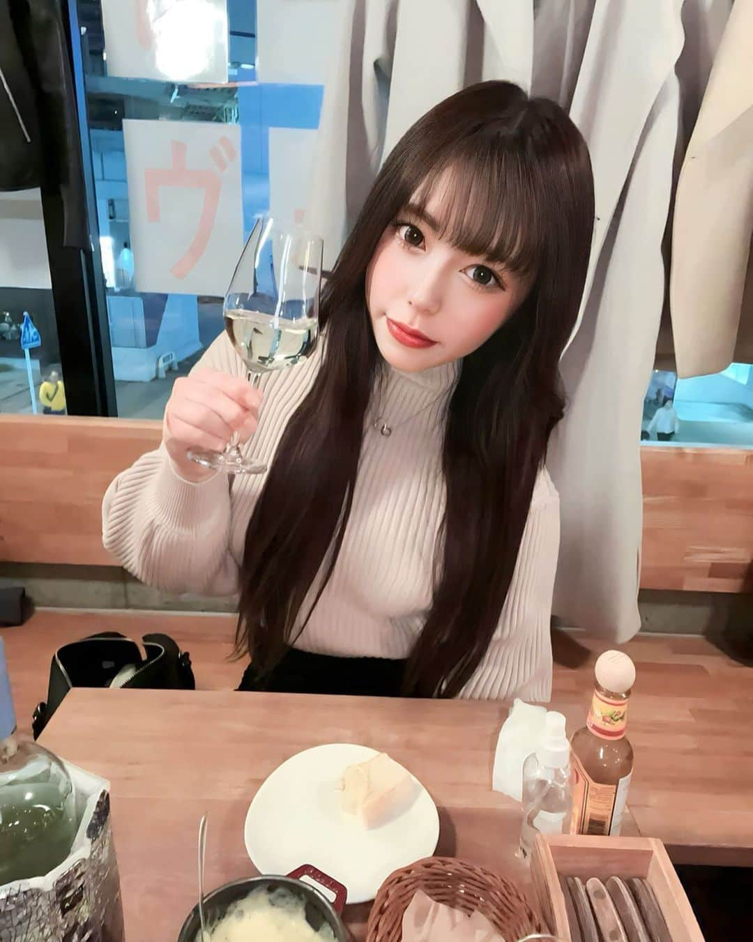 ひなちちのインスタグラム：「ワインなんか飲んで調子乗りました🍷  #ワイン #白ワイン #めちゃくちゃ美味しい #ハマりそう #AI加工#l4l #l4f#fff#ffff #fyp#instagram #instalike #03 ##hinachichi09#923#飲みべ高い人集合#飲みべ高い人繋がりたい#_cookhina_ #いいね返し」