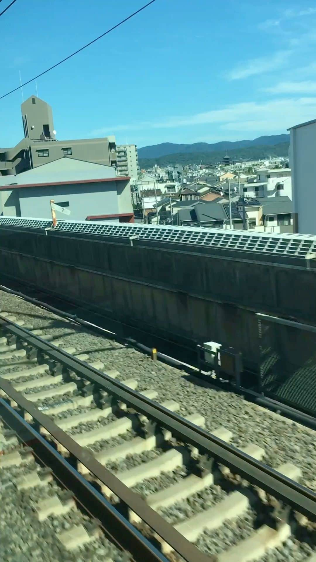 徳永ゆうきのインスタグラム：「. . 一瞬の出会い。 . #鉄道動画 #鉄道好き #東海道新幹線 #すれ違い #923形 #ドクターイエロー」