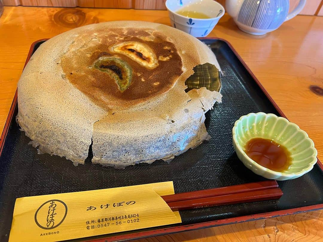 高松いくのインスタグラム：「🍵🥟  川根本町の食旅😋 地元の役場の職員さんが教えてくださってお店✨  和彩食堂「川根あけぼの」✨  餃子の皮には、 川根茶ペーストが練り込まれた「イノシシ餃子」😳 や川根本町産ゆずを練り込んだ「ゆず餃子」✨ 美味しい➕出てきた餃子の羽根にビックリ🫢✨ とくに ゆず餃子は🥟ハマりそう‼️  とろろのねっっとりが凄く、 食べ応えがあります(　ﾟдﾟ)✨ 今まで食べたとろろは そばに絡みやすい感じでお箸から🥢するっと抜けていくとろろが多かったけど このとろろは、お箸でとろろと蕎麦を絡めたら ズッシリ✨ お箸に乗ったとろろ全部塊で食べられるぐらい しっかり系とろろ😍 美味しかったーーー‼️  とろろは 栄養の吸収促進✨ 血行促進✨ 疲労回復✨  旅のお供に最高な効果ですね〜😋✨  もちろん‼️ 蕎麦は、茶そば✨川根本町のお茶の蕎麦です🍵  美味しさに感動したのはもちろん 人が... 温かかった(´༎ຶོρ༎ຶོ`) キッチンから聞こえて来る 店主さんの声もスタッフさんの声も お見送りしてくださる皆様の笑顔も(´༎ຶོρ༎ຶོ`) 団体バスの準備で忙しそうだったのに...  凄いな〜忙しい時に こんな雰囲気って事は 普段からなんだろうな。  優しいおいしい時間を過ごしました❤️  営業時間 昼の部　Lunch　 12:00～15:00 ​ 夜の部　Dinner　17:30～20:00(LO19:00) It is only a reservation at night. ​ 定休日Regular holiday　 毎週火曜日(臨時休業あり） Every Tuesday 店舗情報 ​​和彩食堂あけぼの   〒428-0313 静岡県榛原郡川根本町上長尾842-4  ℡：0547-56-0102 mobile：090-4155-0446  #川根本町 #静岡 #sup #cruising の帰り　#食旅  #ランチ #寄り道  #旅　#旅行 #japan #food #japanesefood  #茶そば #餃子　#どろろ #蕎麦  #美味しい」