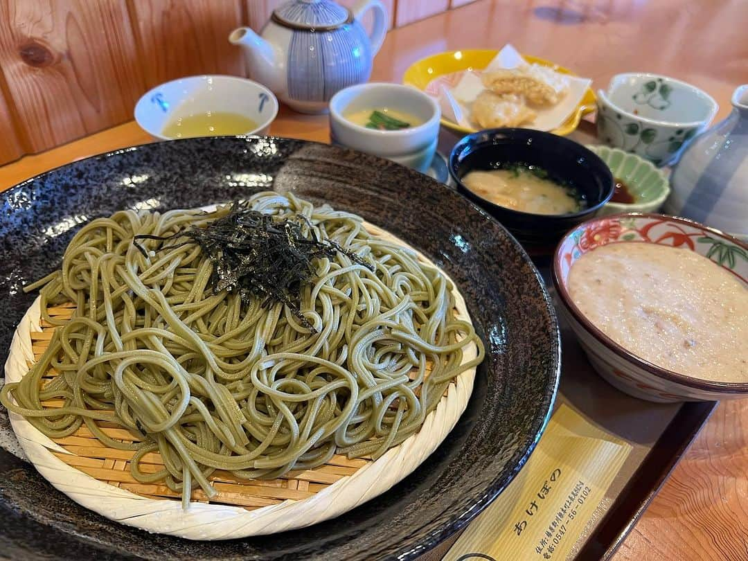 高松いくさんのインスタグラム写真 - (高松いくInstagram)「🍵🥟  川根本町の食旅😋 地元の役場の職員さんが教えてくださってお店✨  和彩食堂「川根あけぼの」✨  餃子の皮には、 川根茶ペーストが練り込まれた「イノシシ餃子」😳 や川根本町産ゆずを練り込んだ「ゆず餃子」✨ 美味しい➕出てきた餃子の羽根にビックリ🫢✨ とくに ゆず餃子は🥟ハマりそう‼️  とろろのねっっとりが凄く、 食べ応えがあります(　ﾟдﾟ)✨ 今まで食べたとろろは そばに絡みやすい感じでお箸から🥢するっと抜けていくとろろが多かったけど このとろろは、お箸でとろろと蕎麦を絡めたら ズッシリ✨ お箸に乗ったとろろ全部塊で食べられるぐらい しっかり系とろろ😍 美味しかったーーー‼️  とろろは 栄養の吸収促進✨ 血行促進✨ 疲労回復✨  旅のお供に最高な効果ですね〜😋✨  もちろん‼️ 蕎麦は、茶そば✨川根本町のお茶の蕎麦です🍵  美味しさに感動したのはもちろん 人が... 温かかった(´༎ຶོρ༎ຶོ`) キッチンから聞こえて来る 店主さんの声もスタッフさんの声も お見送りしてくださる皆様の笑顔も(´༎ຶོρ༎ຶོ`) 団体バスの準備で忙しそうだったのに...  凄いな〜忙しい時に こんな雰囲気って事は 普段からなんだろうな。  優しいおいしい時間を過ごしました❤️  営業時間 昼の部　Lunch　 12:00～15:00 ​ 夜の部　Dinner　17:30～20:00(LO19:00) It is only a reservation at night. ​ 定休日Regular holiday　 毎週火曜日(臨時休業あり） Every Tuesday 店舗情報 ​​和彩食堂あけぼの   〒428-0313 静岡県榛原郡川根本町上長尾842-4  ℡：0547-56-0102 mobile：090-4155-0446  #川根本町 #静岡 #sup #cruising の帰り　#食旅  #ランチ #寄り道  #旅　#旅行 #japan #food #japanesefood  #茶そば #餃子　#どろろ #蕎麦  #美味しい」11月21日 20時46分 - iku_takamatsu_trip_sup_yoga