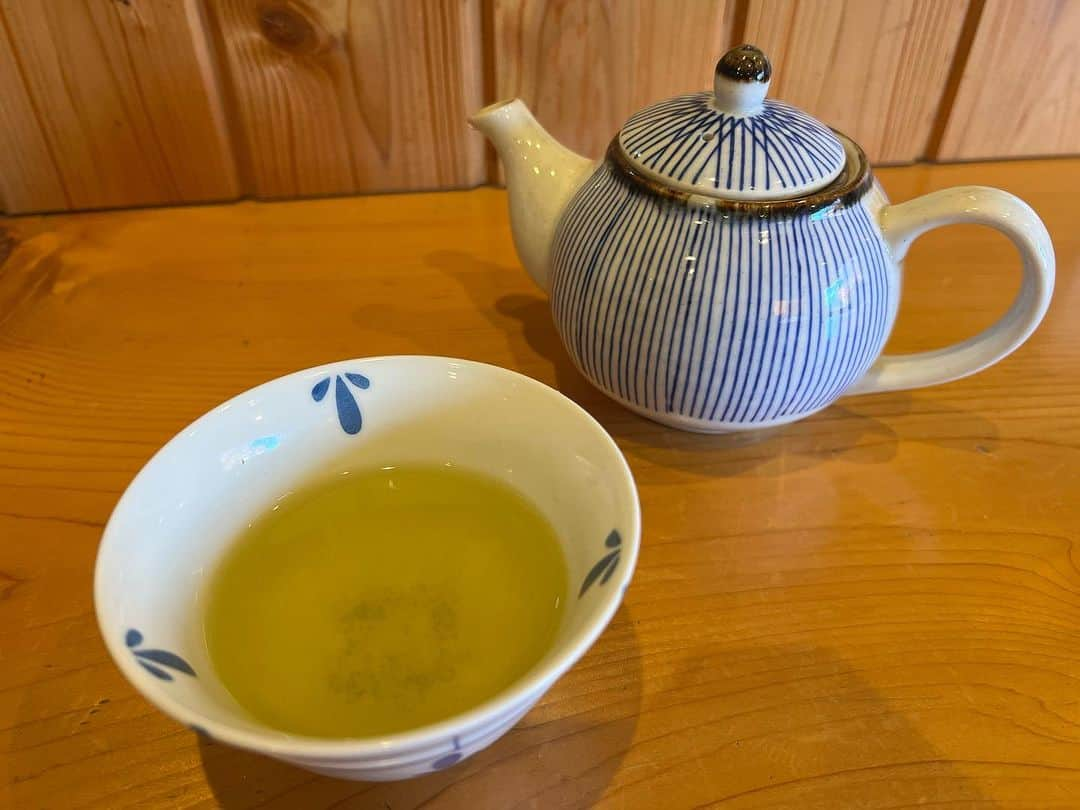 高松いくさんのインスタグラム写真 - (高松いくInstagram)「🍵🥟  川根本町の食旅😋 地元の役場の職員さんが教えてくださってお店✨  和彩食堂「川根あけぼの」✨  餃子の皮には、 川根茶ペーストが練り込まれた「イノシシ餃子」😳 や川根本町産ゆずを練り込んだ「ゆず餃子」✨ 美味しい➕出てきた餃子の羽根にビックリ🫢✨ とくに ゆず餃子は🥟ハマりそう‼️  とろろのねっっとりが凄く、 食べ応えがあります(　ﾟдﾟ)✨ 今まで食べたとろろは そばに絡みやすい感じでお箸から🥢するっと抜けていくとろろが多かったけど このとろろは、お箸でとろろと蕎麦を絡めたら ズッシリ✨ お箸に乗ったとろろ全部塊で食べられるぐらい しっかり系とろろ😍 美味しかったーーー‼️  とろろは 栄養の吸収促進✨ 血行促進✨ 疲労回復✨  旅のお供に最高な効果ですね〜😋✨  もちろん‼️ 蕎麦は、茶そば✨川根本町のお茶の蕎麦です🍵  美味しさに感動したのはもちろん 人が... 温かかった(´༎ຶོρ༎ຶོ`) キッチンから聞こえて来る 店主さんの声もスタッフさんの声も お見送りしてくださる皆様の笑顔も(´༎ຶོρ༎ຶོ`) 団体バスの準備で忙しそうだったのに...  凄いな〜忙しい時に こんな雰囲気って事は 普段からなんだろうな。  優しいおいしい時間を過ごしました❤️  営業時間 昼の部　Lunch　 12:00～15:00 ​ 夜の部　Dinner　17:30～20:00(LO19:00) It is only a reservation at night. ​ 定休日Regular holiday　 毎週火曜日(臨時休業あり） Every Tuesday 店舗情報 ​​和彩食堂あけぼの   〒428-0313 静岡県榛原郡川根本町上長尾842-4  ℡：0547-56-0102 mobile：090-4155-0446  #川根本町 #静岡 #sup #cruising の帰り　#食旅  #ランチ #寄り道  #旅　#旅行 #japan #food #japanesefood  #茶そば #餃子　#どろろ #蕎麦  #美味しい」11月21日 20時46分 - iku_takamatsu_trip_sup_yoga