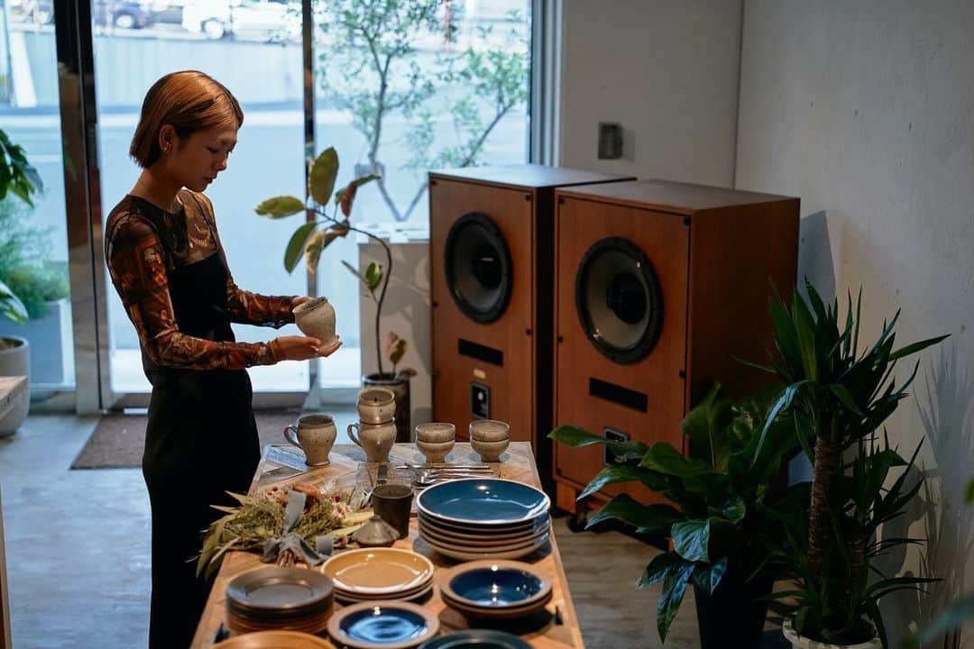 森万由子のインスタグラム：「haf coffee stop ☕️ 素敵に写真を撮っていただきました。  せっかくなので２投稿目を、  写真を撮ってくださった @keisuke_ono @tsuzukudesign ありがとうございます。」