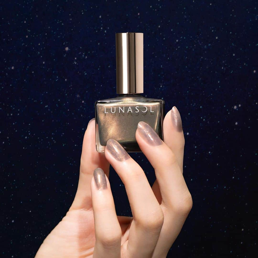 ＬＵＮＡＳＯＬのインスタグラム：「2023.11.24NEW ⁡ 𝐂𝐨𝐬𝐦𝐢𝐜 𝐖𝐨𝐧𝐝𝐞𝐫 No.3 "Stella Dream"星々の夢 ⁡ ✴︎NAIL POLISH 透明感のあるディープなカラーに、幻想的な輝きがまたたく。 ひと塗りで、見たままの鮮やかな発色に仕上げるネイルポリッシュ。 ムラなく均一な塗り心地で、速乾性に優れ、ツヤが弧を描くような美しい仕上がりに。 ⁡ EX43 Patinate Mirror 流れ星の軌跡のようになめらかに偏光するメタリックなパティネイトミラー ⁡ #2023#new#makeup#eyeshadow#eyeliner#lip#cheek#nail#LUNASOL#ルナソル」