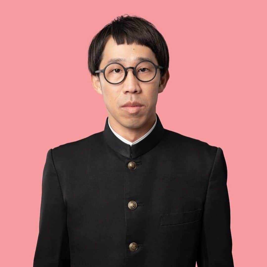 ひょっこりはんのインスタグラム：「ドラマにひょっこりでるよ！  TBSドラマストリーム「恋愛のすゝめ」 亀岡忍役で全8話にしっかり登場します！  36歳でも違和感なく高校生役できているのかいないのか、みなさん教えてくださいね！  本日11月21日、24時59分スタート！  観られない地域の方！TVerやNetfrixでも観られるよん！  #とある超エリート高校 #クイズ研究会の部員に #学校一の天才がいた #その名も鳳啓介 #彼は学校で固く禁止されている #恋愛というものをしてしまう #恋愛はどの学問よりも難しかった #数々の難題にチャレンジしていく鳳 #そんな彼を静かに見守る男がいた #その名も亀岡忍  #恋愛のすゝめ」