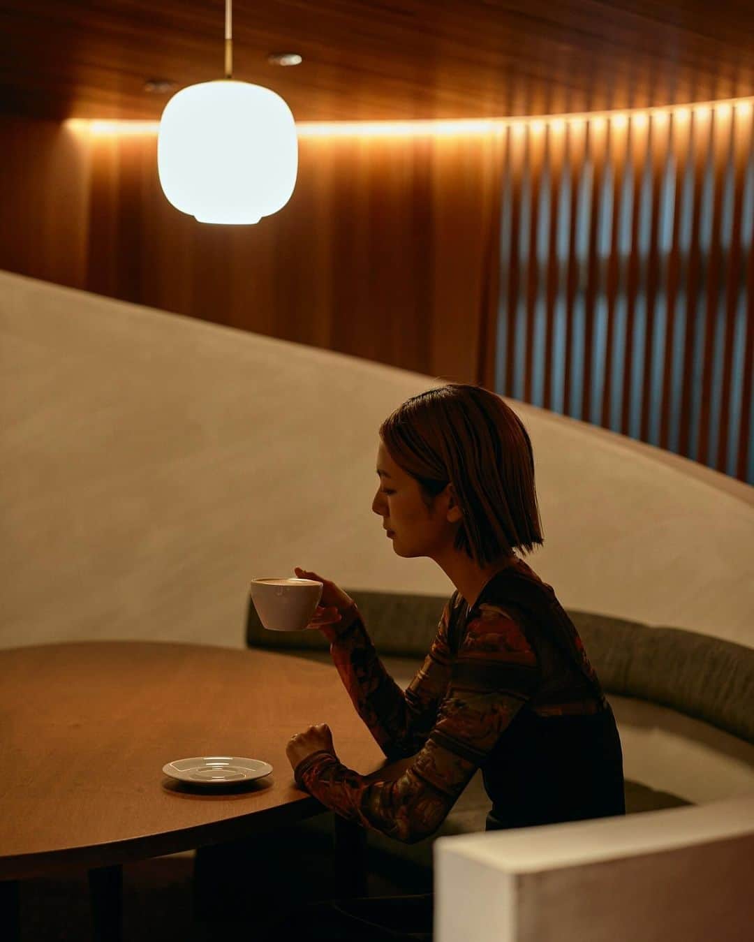 森万由子のインスタグラム：「haf coffee stop ☕️ 素敵に写真を撮っていただきました。  友人の想いのこもったお店で撮ってもらえて記念になりました。  そしてお店では12/9まで  @pen_public の個展も開催中です。  こうしてまた 地元 鹿児島に帰ってきてもらえて嬉しいです！  素敵な写真を撮ってくださった @keisuke_ono  @tsuzukudesign  ありがとうございます。」