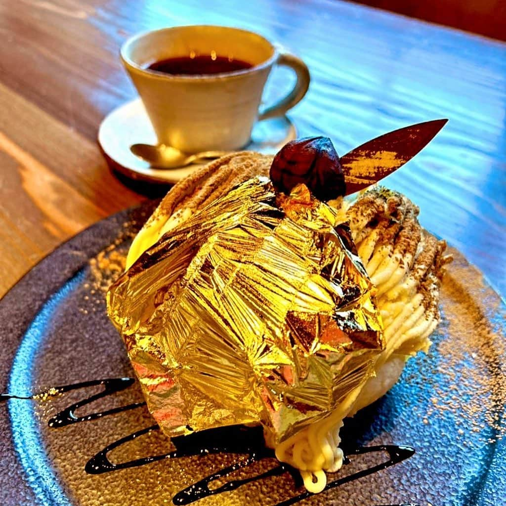 梅津有希子のインスタグラム：「金沢「cafeたもん」の金の米粉パンケーキ。米粉100%、メレンゲでふわっふわ。  加賀棒茶と五郎島金時のモンブランクリーム、和菓子店「板屋」の特製あんこに渋皮栗、中にいちご。そして縁起物の金沢の金箔。絵が強すぎる！　  ゴールド金賞の味がする！笑🥇  MEGUMIプロデュース。地産地消を大切にしてたり、「なぜ金沢にお店を？」「なぜパンケーキ？」などなど興味がわいて来てみたら大正解。  素敵な古民家に、趣味のいいしつらえ。 伝票がだるまさんでかわいすぎ。底にテーブル番号が書いてある。  めちゃくちゃ居心地がいい。  あー、おいしかった！😋  帰りがけにご本人を見かけたけど、小柄でおしゃれなかわいらしい方だった。 こんな素敵なお店をやってたんだなあ…。全然知らなかった。  次は朝パンケーキ食べたいな🥞  @cafetamon   #金沢 #金沢カフェ #パンケーキ #米粉 #米粉スイーツ #cafeたもん」