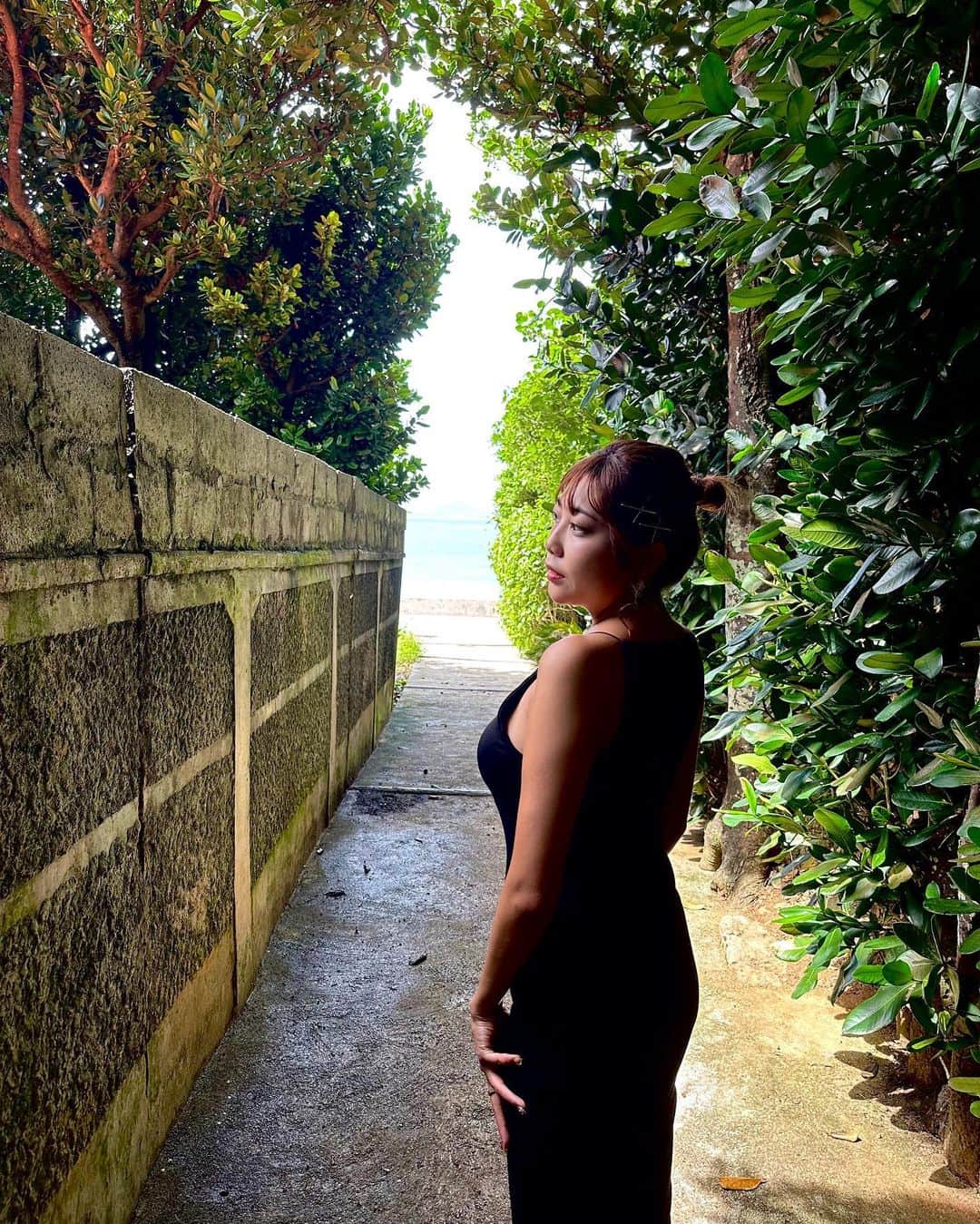 松岡凛さんのインスタグラム写真 - (松岡凛Instagram)「こんばんは！！！  沖縄とか海外にそろそろ行きたい松岡でぷ🫠 自然不足してますwww  6th DVD『ギャルお姉さんは優しい』発売まで３日になったね！前作がすごい久々にだしたから発売まで、まだかなまだかな！って思ってたけど今回はあっという間だったね🤍！  沢山の方にこの作品見てもらえたら嬉しいな⭐︎  実は久々に二日酔いが酷すぎて1日ダウンしてしまった🥹 1日もったいないことしたなー🥱  そんななか！12月17日　birthdayオフ会開催しますよ🎵 ストーリーやXでご予約サイト載せたのでチェックしてくださいー！！！年内ラスト皆さんに会えるの楽しみにしてるよ🤶🎄！！  お酒飲めなくても大丈夫🎶みんなでわちゃわちゃしよー🤍  11月も残りわずかだけど思い出沢山つくろーね！  最後にー！ ファンティアにてオフショット公開してるので要チェックだー！！！  また更新するね^_^  #松岡凛#グラビア#日焼け後グラドル #日焼けグラドル#ギャルお姉さんは優しい#竹書房#ファンティア#沖縄#travel#ラウンドガール#shootboxing#格闘技#birthdayオフ会」11月21日 20時50分 - matuoka_1214