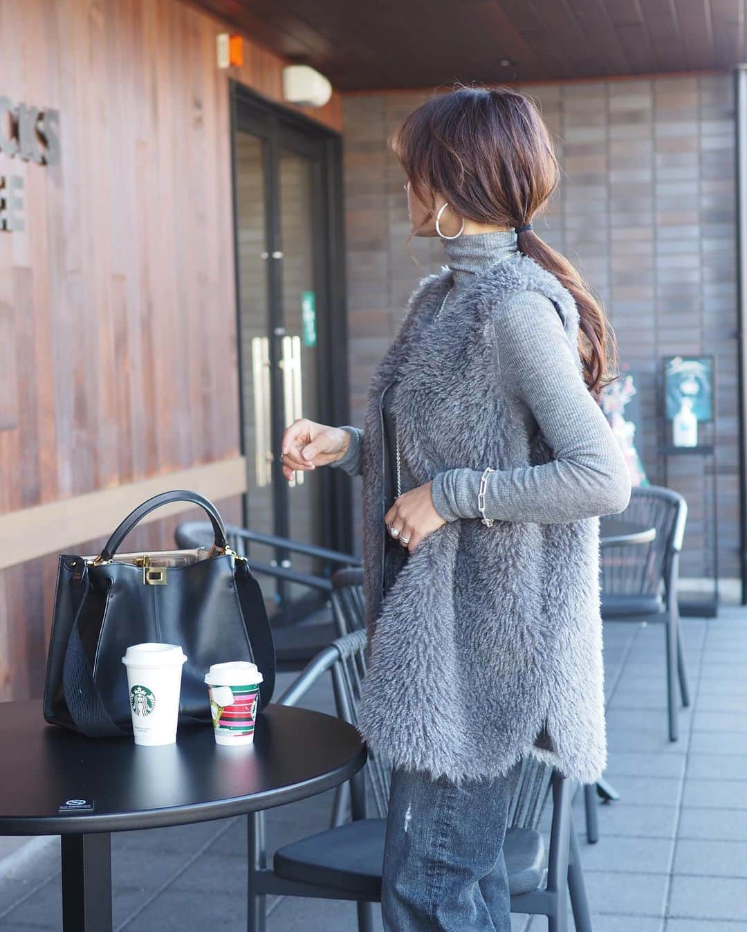 yoko178loveさんのインスタグラム写真 - (yoko178loveInstagram)「#coordinate  gray onetone style🖤  わかりやすくグレーにどっぷり はまっています🫡  大人なカールファーのベストに グレーデニムでワントーンコーデ オールグレーでも素材感を変えて 重ねる事で立体感あるコーデに✨  vest  @novelmee_official  #novelmee は @ma_anmi ちゃんプロデュースの セレクトショップ✨ 他にも可愛いお洋服がたくさんなので ぜひチェックしてみて下さい🙌 knit  #plst jeans  #yanuk   #ノベルミー#ファーベスト #ワントーンコーデ #jeans#デニムコーデ #大人カジュアル #カジュアルコーデ #casual#fashion#レイヤードコーデ」11月21日 20時50分 - yoko178love