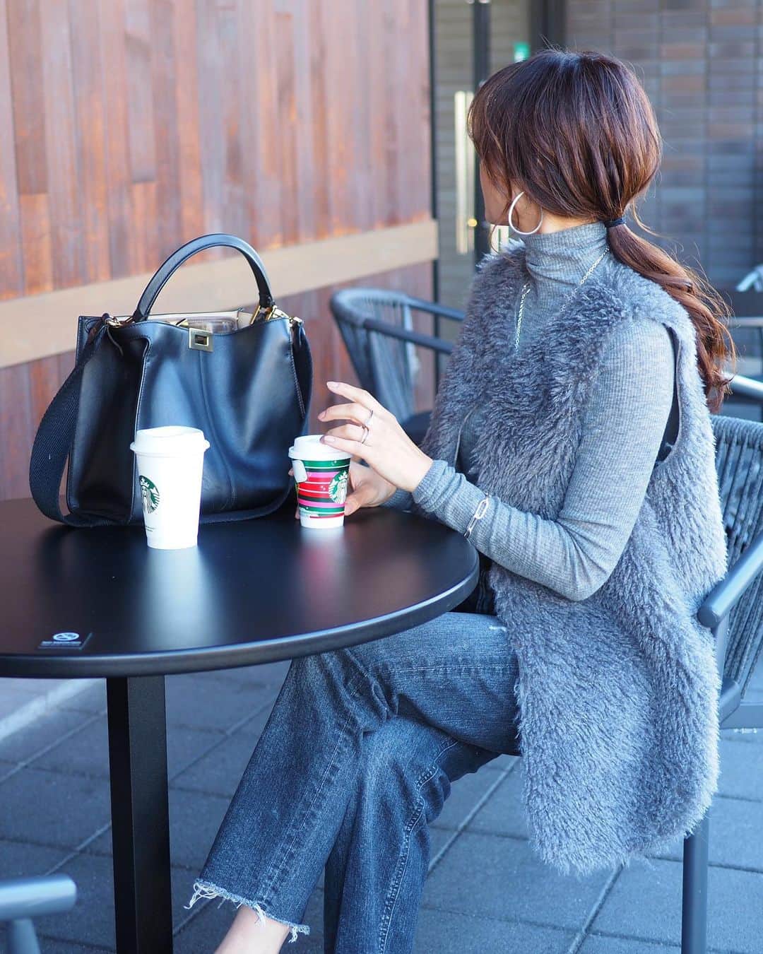 yoko178loveのインスタグラム：「#coordinate  gray onetone style🖤  わかりやすくグレーにどっぷり はまっています🫡  大人なカールファーのベストに グレーデニムでワントーンコーデ オールグレーでも素材感を変えて 重ねる事で立体感あるコーデに✨  vest  @novelmee_official  #novelmee は @ma_anmi ちゃんプロデュースの セレクトショップ✨ 他にも可愛いお洋服がたくさんなので ぜひチェックしてみて下さい🙌 knit  #plst jeans  #yanuk   #ノベルミー#ファーベスト #ワントーンコーデ #jeans#デニムコーデ #大人カジュアル #カジュアルコーデ #casual#fashion#レイヤードコーデ」