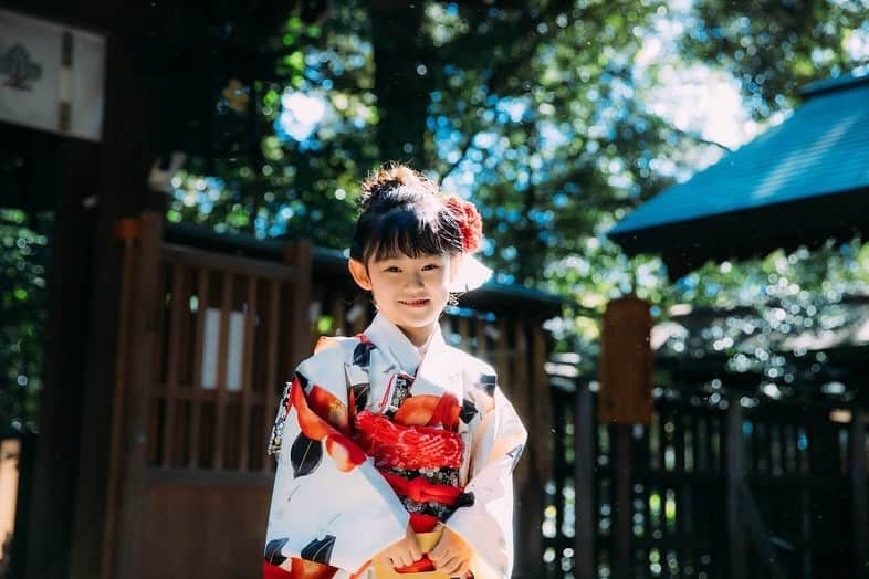 大菅小百合さんのインスタグラム写真 - (大菅小百合Instagram)「七五三無事に終わりました‼️ 天気も良くて最高⤴︎ 記念すべき日となりました😍  『健やかな成長を願って』🙏 慣れない着物で頑張りました👘✨ イベントが終わるとホッとする💕  @moto_graphys 📷 @renca.jp 👘 @magicaltiam 🌺 ・ ・ ・ #七五三 #7歳 #女の子 #健やかな成長を願って」11月21日 20時50分 - sayuriosuga1027