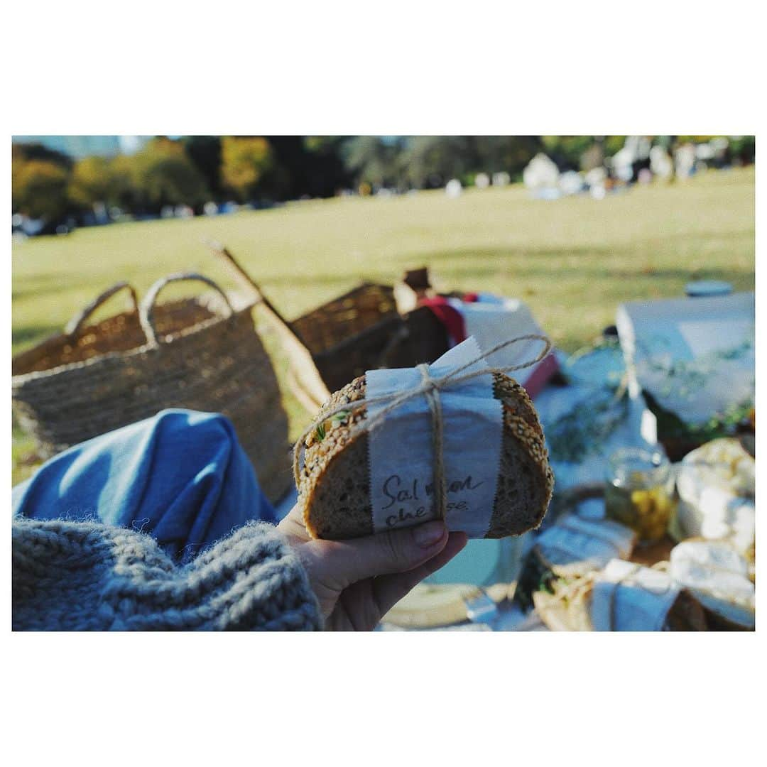 JUNNAさんのインスタグラム写真 - (JUNNAInstagram)「BIRTHDAY PICNIC🌲 @nakashima_riho のリクエストに答えて東京でpicnic ranch   私が東京から名古屋へと2拠点生活を始めたと同時に、名古屋から東京へと2拠点生活を始めた りほ  お互い応援しながら楽しみながら...  秋晴れの心地良い日 芝生に転げ、たくさん笑ってたくさん食べた☀️  私がお祝いしたかったのにETRÉの新作アウターとワンピースを着て、POP UPお疲れ様ってサプライズケーキを持って登場する人🥺  お誕生日おめでとう＆いつもありがとう ポカポカな日☀️❤️」11月21日 20時51分 - junna