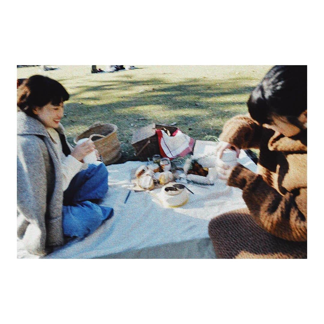 JUNNAさんのインスタグラム写真 - (JUNNAInstagram)「BIRTHDAY PICNIC🌲 @nakashima_riho のリクエストに答えて東京でpicnic ranch   私が東京から名古屋へと2拠点生活を始めたと同時に、名古屋から東京へと2拠点生活を始めた りほ  お互い応援しながら楽しみながら...  秋晴れの心地良い日 芝生に転げ、たくさん笑ってたくさん食べた☀️  私がお祝いしたかったのにETRÉの新作アウターとワンピースを着て、POP UPお疲れ様ってサプライズケーキを持って登場する人🥺  お誕生日おめでとう＆いつもありがとう ポカポカな日☀️❤️」11月21日 20時51分 - junna