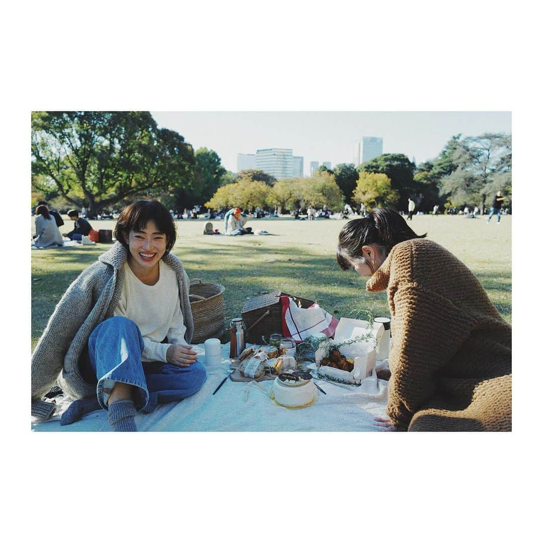 JUNNAさんのインスタグラム写真 - (JUNNAInstagram)「BIRTHDAY PICNIC🌲 @nakashima_riho のリクエストに答えて東京でpicnic ranch   私が東京から名古屋へと2拠点生活を始めたと同時に、名古屋から東京へと2拠点生活を始めた りほ  お互い応援しながら楽しみながら...  秋晴れの心地良い日 芝生に転げ、たくさん笑ってたくさん食べた☀️  私がお祝いしたかったのにETRÉの新作アウターとワンピースを着て、POP UPお疲れ様ってサプライズケーキを持って登場する人🥺  お誕生日おめでとう＆いつもありがとう ポカポカな日☀️❤️」11月21日 20時51分 - junna