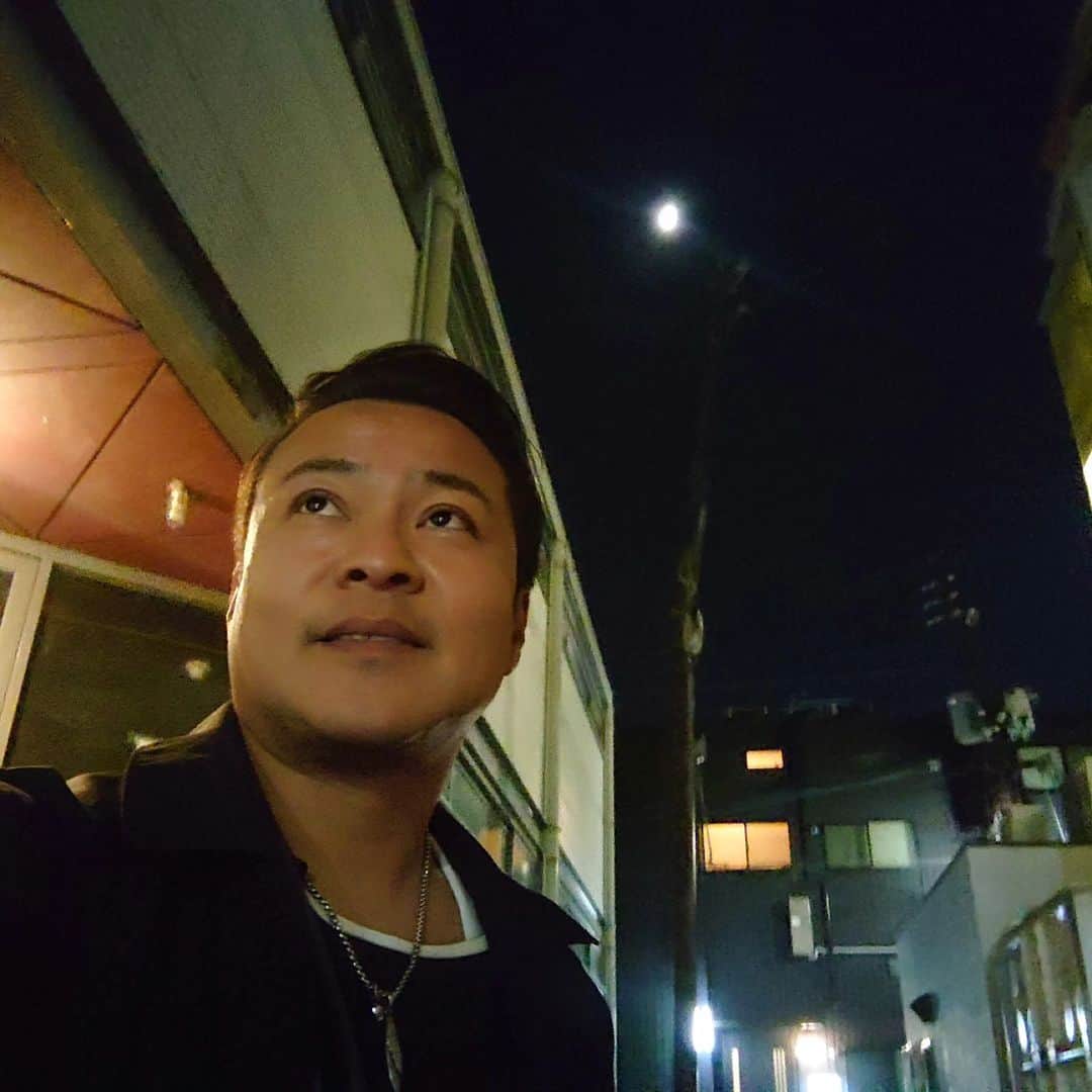 高井俊彦さんのインスタグラム写真 - (高井俊彦Instagram)「今週も #ならどっとfm  @naradotfm784 #高井俊彦のならSモノRADIO  お聴き下さった皆さんありがとうございました🙏  ゲストはー。 #株式会社フォステール  @c21phoster_saidaiji  から新人のお二人にお越し頂きました👏 新人さんなのに落ち着き過ぎているお二人に、是非奈良で家を考えている方は相談してみてはいかがでしょうか？  私が芸人になって初めて出してもらったラジオはー。 #毎日放送ラジオ  ジャリズムさんの番組で、まだNSC卒業したての時で、ネタで何週勝ち抜けるか？というのでした⤴️ 恐ろしく緊張したことを覚えています‼️ そして元相方が大先輩であるジャリズムさんにサインをもらいに行ったときにめちゃめちゃビックリしたことも覚えてますw 今日のお二人は一つも緊張してなかったなぁ〜😄 ほんまに凄いと思う🙌  来週のラジオはー。 #なんばグランド花月 #吉本新喜劇 #酒井藍座長週 出番の為、収録放送になります🦌📻 宜しくお願いします👂🎶」11月21日 20時52分 - takai_toshihiko