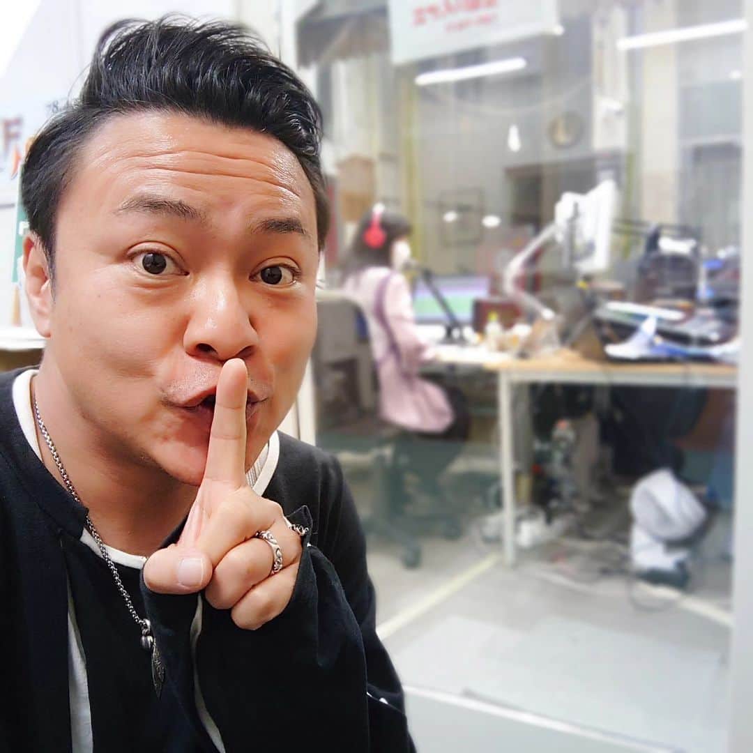 高井俊彦さんのインスタグラム写真 - (高井俊彦Instagram)「今週も #ならどっとfm  @naradotfm784 #高井俊彦のならSモノRADIO  お聴き下さった皆さんありがとうございました🙏  ゲストはー。 #株式会社フォステール  @c21phoster_saidaiji  から新人のお二人にお越し頂きました👏 新人さんなのに落ち着き過ぎているお二人に、是非奈良で家を考えている方は相談してみてはいかがでしょうか？  私が芸人になって初めて出してもらったラジオはー。 #毎日放送ラジオ  ジャリズムさんの番組で、まだNSC卒業したての時で、ネタで何週勝ち抜けるか？というのでした⤴️ 恐ろしく緊張したことを覚えています‼️ そして元相方が大先輩であるジャリズムさんにサインをもらいに行ったときにめちゃめちゃビックリしたことも覚えてますw 今日のお二人は一つも緊張してなかったなぁ〜😄 ほんまに凄いと思う🙌  来週のラジオはー。 #なんばグランド花月 #吉本新喜劇 #酒井藍座長週 出番の為、収録放送になります🦌📻 宜しくお願いします👂🎶」11月21日 20時52分 - takai_toshihiko