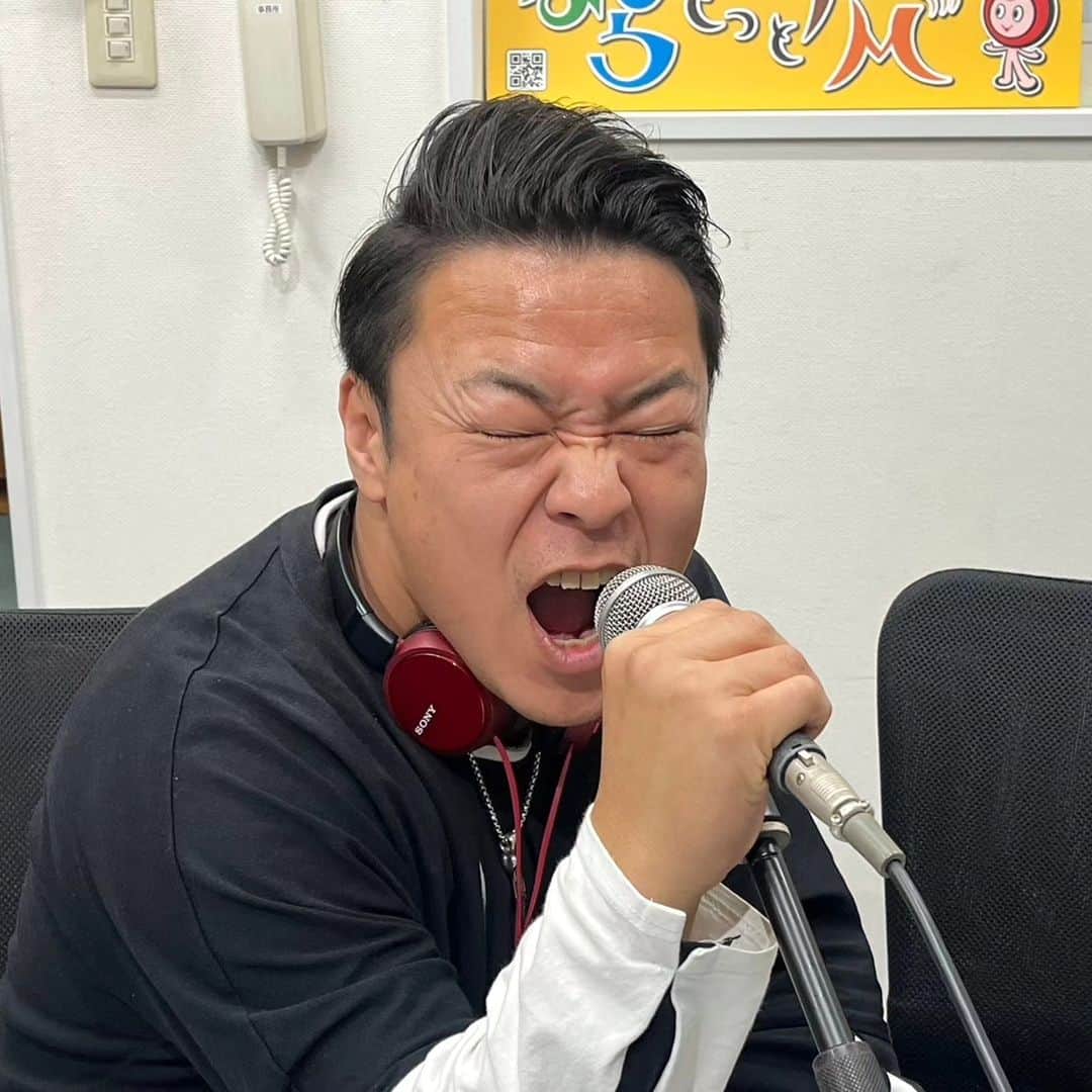 高井俊彦さんのインスタグラム写真 - (高井俊彦Instagram)「今週も #ならどっとfm  @naradotfm784 #高井俊彦のならSモノRADIO  お聴き下さった皆さんありがとうございました🙏  ゲストはー。 #株式会社フォステール  @c21phoster_saidaiji  から新人のお二人にお越し頂きました👏 新人さんなのに落ち着き過ぎているお二人に、是非奈良で家を考えている方は相談してみてはいかがでしょうか？  私が芸人になって初めて出してもらったラジオはー。 #毎日放送ラジオ  ジャリズムさんの番組で、まだNSC卒業したての時で、ネタで何週勝ち抜けるか？というのでした⤴️ 恐ろしく緊張したことを覚えています‼️ そして元相方が大先輩であるジャリズムさんにサインをもらいに行ったときにめちゃめちゃビックリしたことも覚えてますw 今日のお二人は一つも緊張してなかったなぁ〜😄 ほんまに凄いと思う🙌  来週のラジオはー。 #なんばグランド花月 #吉本新喜劇 #酒井藍座長週 出番の為、収録放送になります🦌📻 宜しくお願いします👂🎶」11月21日 20時52分 - takai_toshihiko