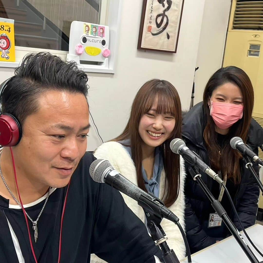 高井俊彦さんのインスタグラム写真 - (高井俊彦Instagram)「今週も #ならどっとfm  @naradotfm784 #高井俊彦のならSモノRADIO  お聴き下さった皆さんありがとうございました🙏  ゲストはー。 #株式会社フォステール  @c21phoster_saidaiji  から新人のお二人にお越し頂きました👏 新人さんなのに落ち着き過ぎているお二人に、是非奈良で家を考えている方は相談してみてはいかがでしょうか？  私が芸人になって初めて出してもらったラジオはー。 #毎日放送ラジオ  ジャリズムさんの番組で、まだNSC卒業したての時で、ネタで何週勝ち抜けるか？というのでした⤴️ 恐ろしく緊張したことを覚えています‼️ そして元相方が大先輩であるジャリズムさんにサインをもらいに行ったときにめちゃめちゃビックリしたことも覚えてますw 今日のお二人は一つも緊張してなかったなぁ〜😄 ほんまに凄いと思う🙌  来週のラジオはー。 #なんばグランド花月 #吉本新喜劇 #酒井藍座長週 出番の為、収録放送になります🦌📻 宜しくお願いします👂🎶」11月21日 20時52分 - takai_toshihiko