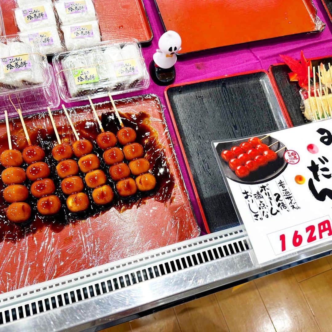 とぎもちさんのインスタグラム写真 - (とぎもちInstagram)「. 【日本 🇯🇵 일본】  デパ地下で買った お団子屋さんの3色お餅セット💕  みたらし、あんこ、きなこ 一口サイズでパクパク食べちゃう💕  美味しくて 一瞬で無くなった🫣💓  #デパ地下 #お餅 #お団子 #デパ地下スイーツ #とぎもちお餅 #とぎもちデパ地下 #とぎもちお団子」11月21日 20時52分 - togistagram
