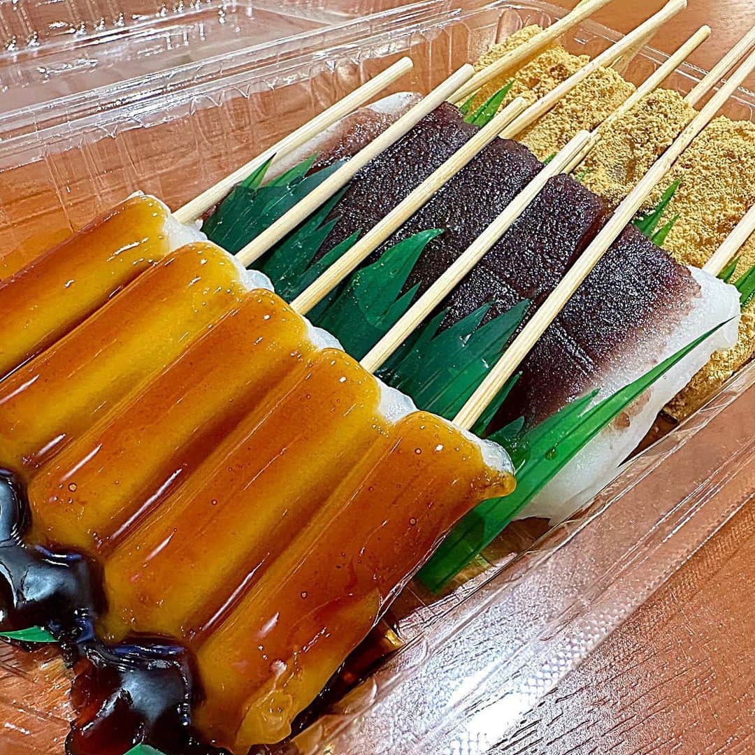 とぎもちさんのインスタグラム写真 - (とぎもちInstagram)「. 【日本 🇯🇵 일본】  デパ地下で買った お団子屋さんの3色お餅セット💕  みたらし、あんこ、きなこ 一口サイズでパクパク食べちゃう💕  美味しくて 一瞬で無くなった🫣💓  #デパ地下 #お餅 #お団子 #デパ地下スイーツ #とぎもちお餅 #とぎもちデパ地下 #とぎもちお団子」11月21日 20時52分 - togistagram