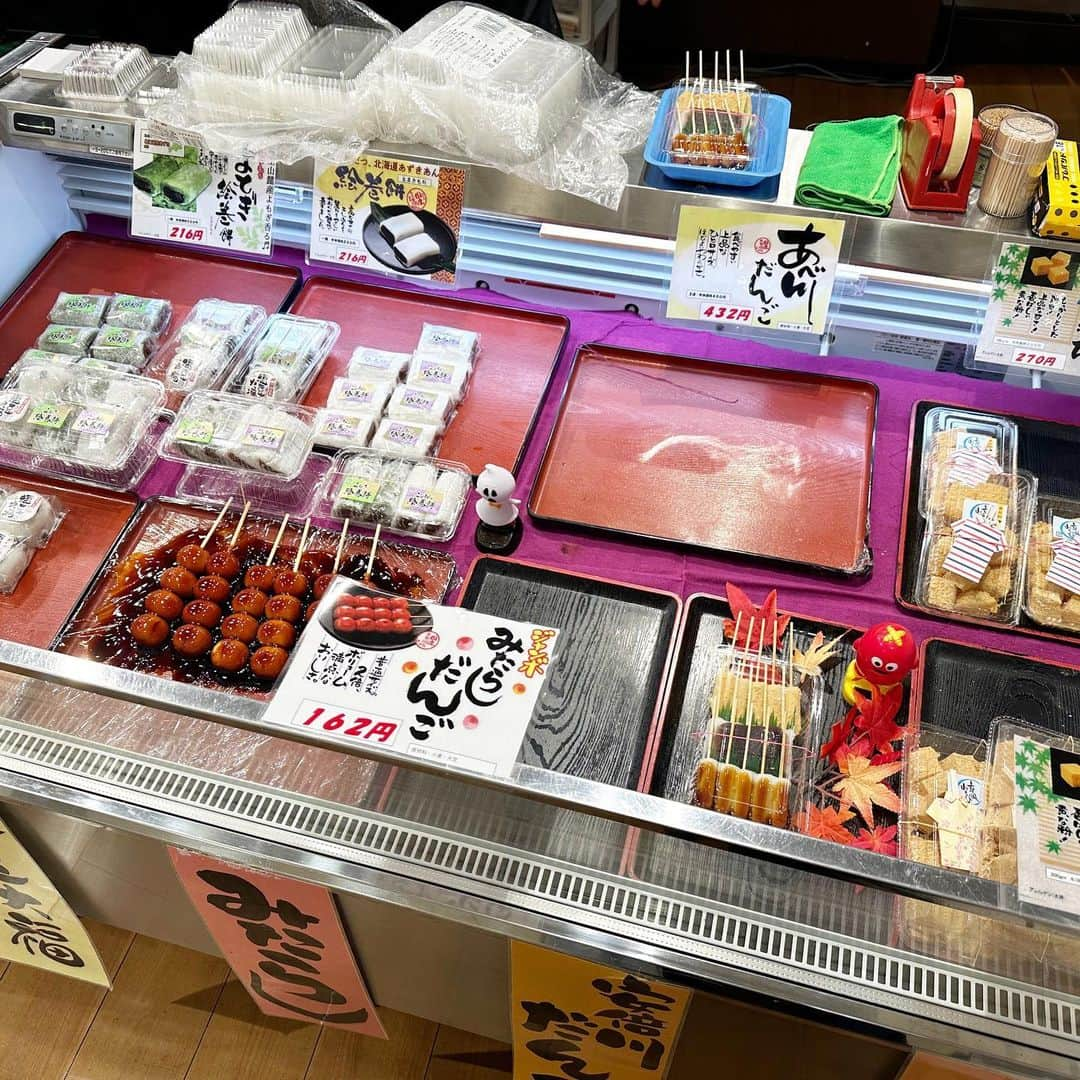 とぎもちさんのインスタグラム写真 - (とぎもちInstagram)「. 【日本 🇯🇵 일본】  デパ地下で買った お団子屋さんの3色お餅セット💕  みたらし、あんこ、きなこ 一口サイズでパクパク食べちゃう💕  美味しくて 一瞬で無くなった🫣💓  #デパ地下 #お餅 #お団子 #デパ地下スイーツ #とぎもちお餅 #とぎもちデパ地下 #とぎもちお団子」11月21日 20時52分 - togistagram