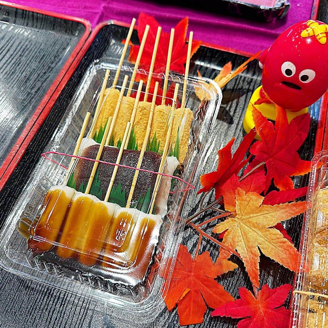 とぎもちさんのインスタグラム写真 - (とぎもちInstagram)「. 【日本 🇯🇵 일본】  デパ地下で買った お団子屋さんの3色お餅セット💕  みたらし、あんこ、きなこ 一口サイズでパクパク食べちゃう💕  美味しくて 一瞬で無くなった🫣💓  #デパ地下 #お餅 #お団子 #デパ地下スイーツ #とぎもちお餅 #とぎもちデパ地下 #とぎもちお団子」11月21日 20時52分 - togistagram