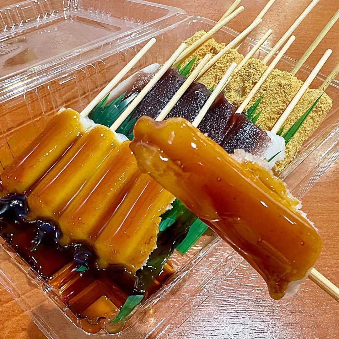 とぎもちさんのインスタグラム写真 - (とぎもちInstagram)「. 【日本 🇯🇵 일본】  デパ地下で買った お団子屋さんの3色お餅セット💕  みたらし、あんこ、きなこ 一口サイズでパクパク食べちゃう💕  美味しくて 一瞬で無くなった🫣💓  #デパ地下 #お餅 #お団子 #デパ地下スイーツ #とぎもちお餅 #とぎもちデパ地下 #とぎもちお団子」11月21日 20時52分 - togistagram