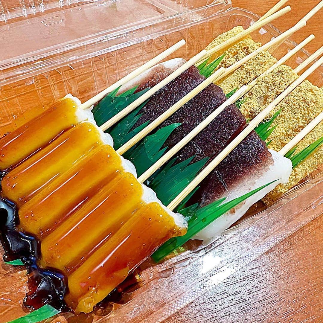 とぎもちさんのインスタグラム写真 - (とぎもちInstagram)「. 【日本 🇯🇵 일본】  デパ地下で買った お団子屋さんの3色お餅セット💕  みたらし、あんこ、きなこ 一口サイズでパクパク食べちゃう💕  美味しくて 一瞬で無くなった🫣💓  #デパ地下 #お餅 #お団子 #デパ地下スイーツ #とぎもちお餅 #とぎもちデパ地下 #とぎもちお団子」11月21日 20時52分 - togistagram