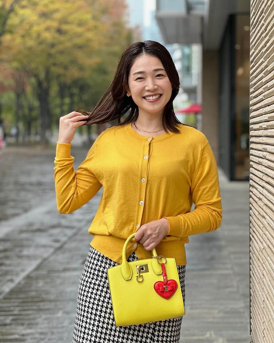 佐藤美樹のインスタグラム：「. . 今晩は♪ . 今年を振り返ってみて、、 . . もっと〇〇したかった・・ と思うことも多いですが、、 . そのうちの１つが、朗読会📚✨です。 . . でもまだ一カ月あるし、、 来月は、毎週金曜日の夜に インスタLiveで、やってみようかなと思っています🥺 . . そこで皆さんに質問💡 お時間何時くらいがいいでしょう？ . . 翌日も仕事なので、 あんまり遅い時間は難しいのですが・・ 宜しければ教えて下さいね。 （私が考えているのは夜8時から9時あたりかなと） . . 一緒に今年を振り返りましょう☺️ . . . ▶︎▶︎▶︎ Please swipe . . .  ✎︎＿＿＿＿＿＿＿＿＿＿＿＿＿＿  #秋  #ポートレート  #長靴コーデ  #autumn  #fashion  #smile  #yokohama  #trip  #happy  #photo  #ootd #今回はカメラマンが選んだベスト10 #📸」
