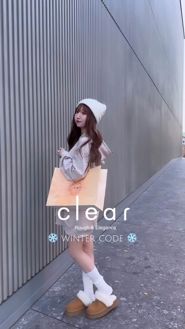 Ayanaのインスタグラム：「✔clearで完成する冬のプチプラコーデ ⸜❄️⸝ ⁡ @clear.official のプチプラアイテムで 冬のコーデを組んでみました🐻‍❄🧤 ⁡ ▶︎hoodie : 2wayジップパーカー CL8065 ¥3,960 ▶︎pants : 合皮ショートパンツ CL8006 ¥2,145 ▶︎beanie : モヘアニット帽 CL8137 ¥1,100 ▶︎shoes : ムートンスリッパ CL8103 ¥1,650 ⁡ ⁡ #プチプラ #プチプラコーデ #プチプラ高みえコーデ #骨格ナチュラル #骨格ウェーブ #骨格ストレート #clear #クリア #clearコーデ #clear購入品  #clear購入品紹介 #clear新作 #ミニ丈 #ミニスカ #ミニスカート #秋コーデ #秋服 #ショート丈 #ショートパンツ #冬服 #冬コーデ #フーディー #ビーニー #ストリートファッション」