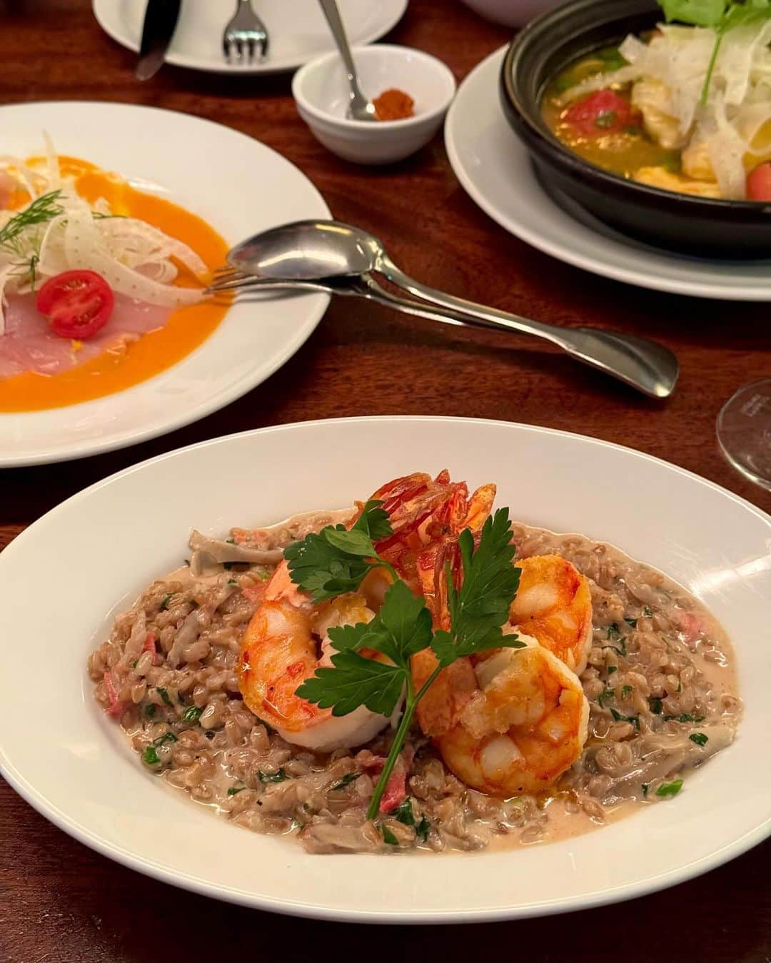 のインスタグラム：「. 最近食べたおいしいものたち😋  1.CICADA 2.3.Wolfgang's Steakhouse Teppan 4.金樹 5.Napule 6.IRON DINER 7.こけぴよ 8. シンサドンホランイ 9.10.Moncher ton ton  写真まとめながらお腹空いてきた😮‍💨✨」