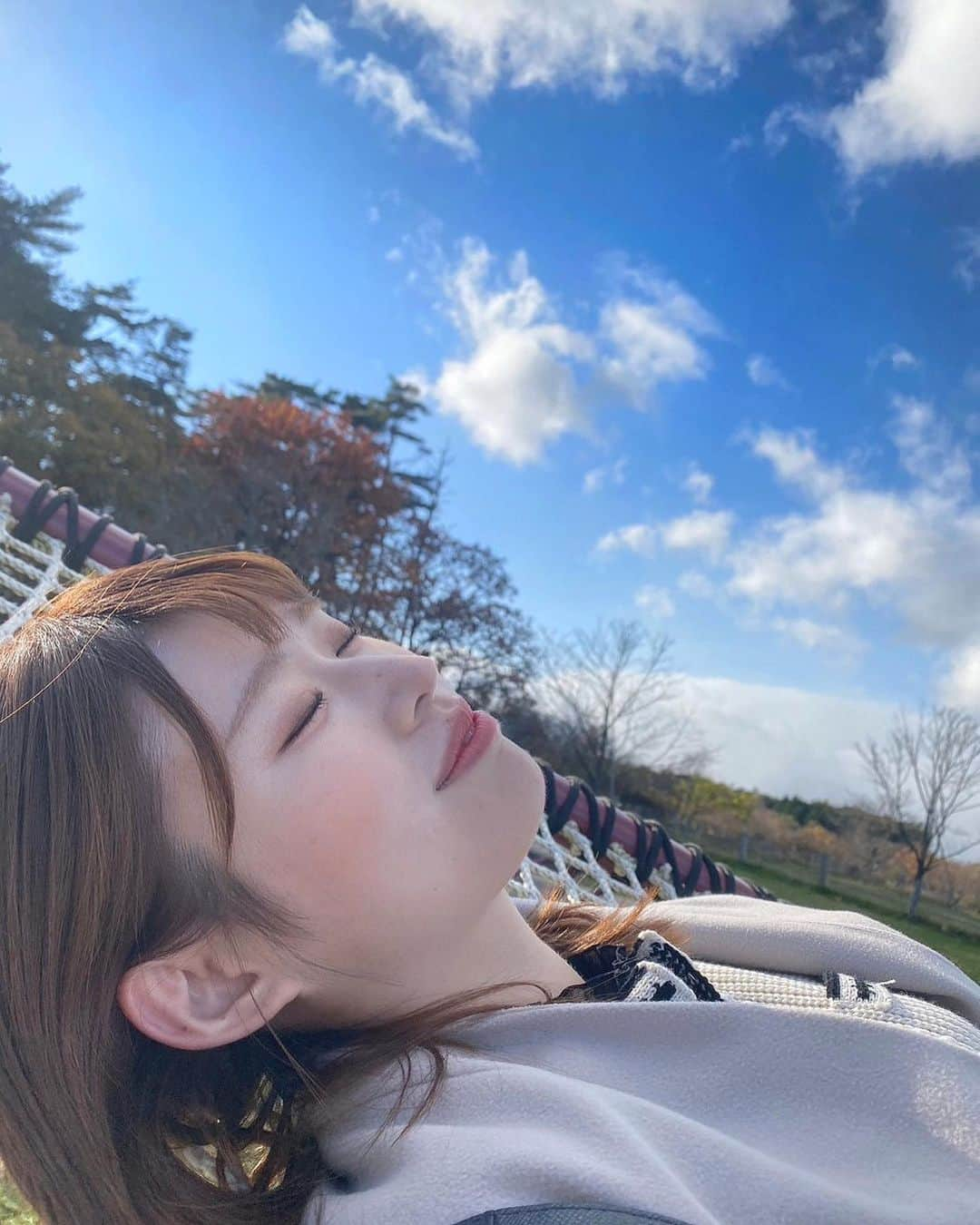 佐藤朱のインスタグラム：「目の前に広がる清々しい空🌤️ たまに寝そべって眺めるのもいいかもしれないですね！笑 . 久々に会えたななみんと😌♡ #岩手 #小岩井農場 #佐藤七海」