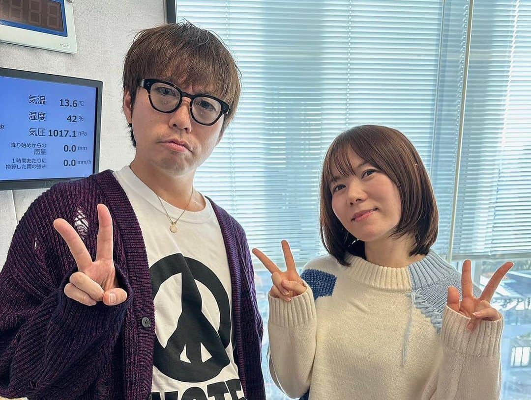 半崎美子さんのインスタグラム写真 - (半崎美子Instagram)「文化放送「おとなりさん」📻 お聞き頂いた皆様、高橋優さん、坂口愛美さん、本当にありがとうございました！ 続けてきた道の先にこのような再会が叶い、繋いで下さったリスナーさんと、一途な音楽人生を歩まれている高橋さんに感謝です。 14年ぶり、あの時と同じポーズで😂  #おとなりさんラジオ #高橋優 さん #坂口愛美 さん #素晴らしき日常 #半崎美子 #文化放送」11月21日 20時54分 - yoshikohanzaki